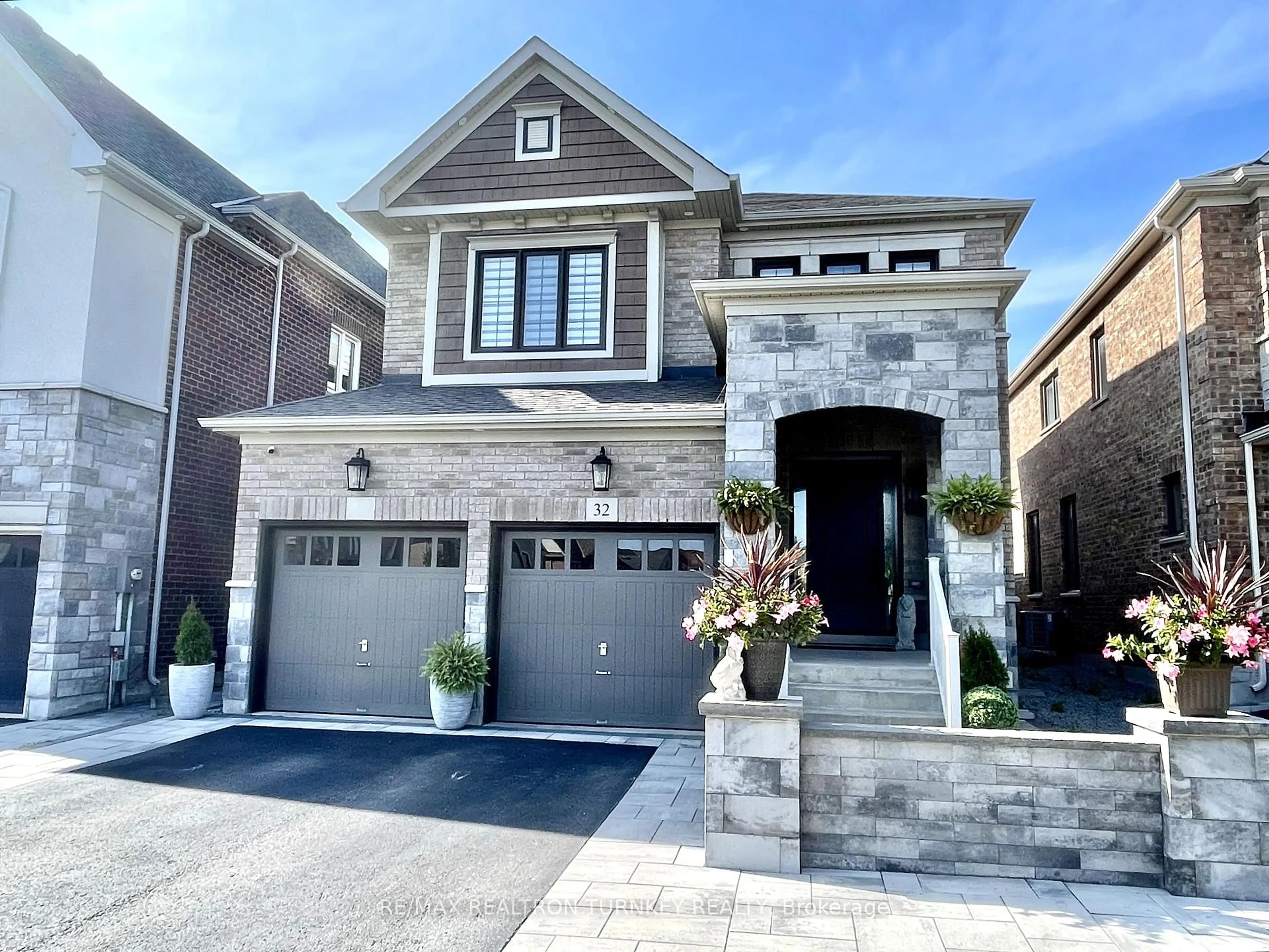 Home with brick exterior material, street for 32 Deer Pass Rd, East Gwillimbury Ontario L9N 0S5