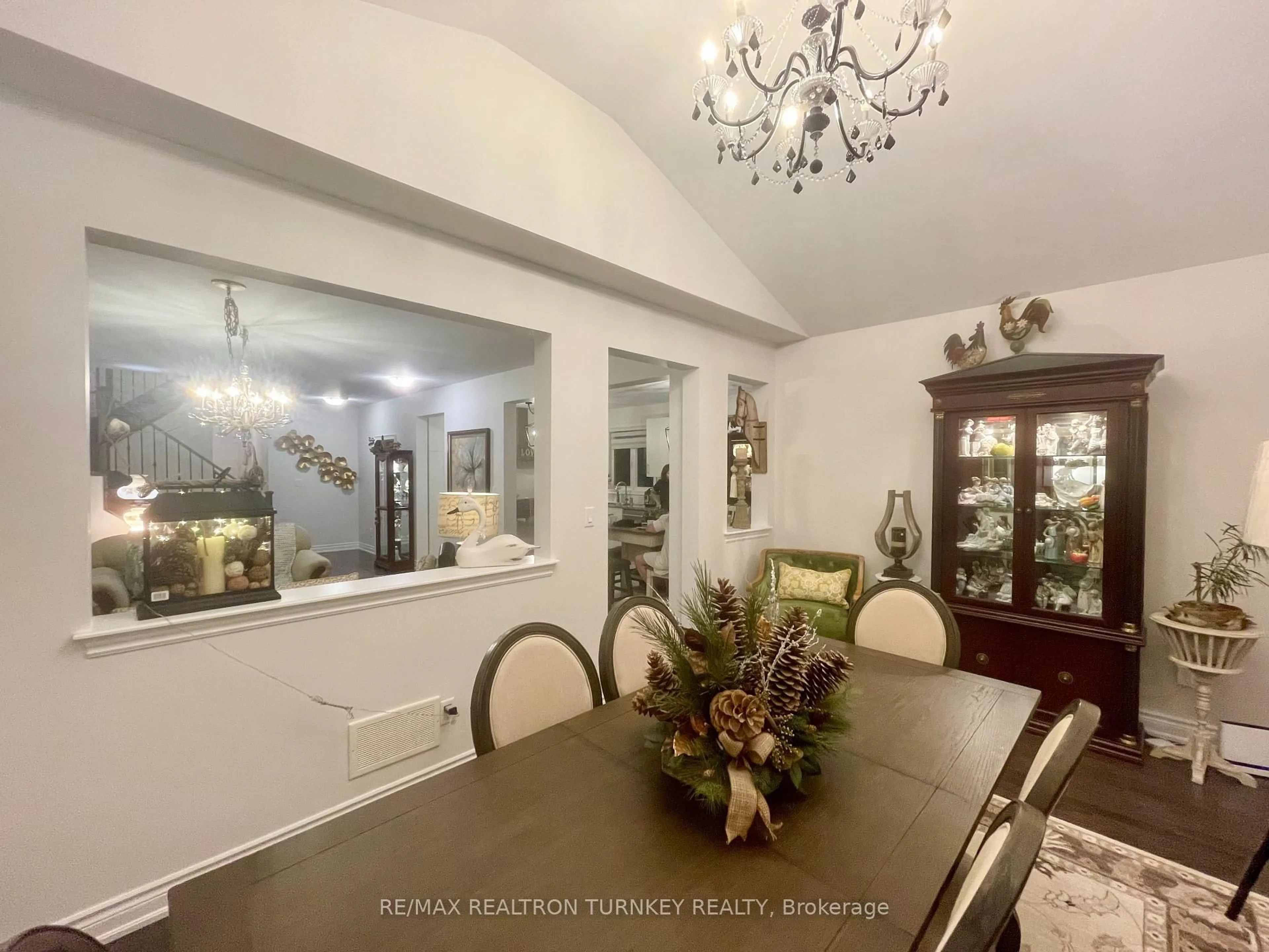 Dining room, ceramic/tile floor for 32 Deer Pass Rd, East Gwillimbury Ontario L9N 0S5
