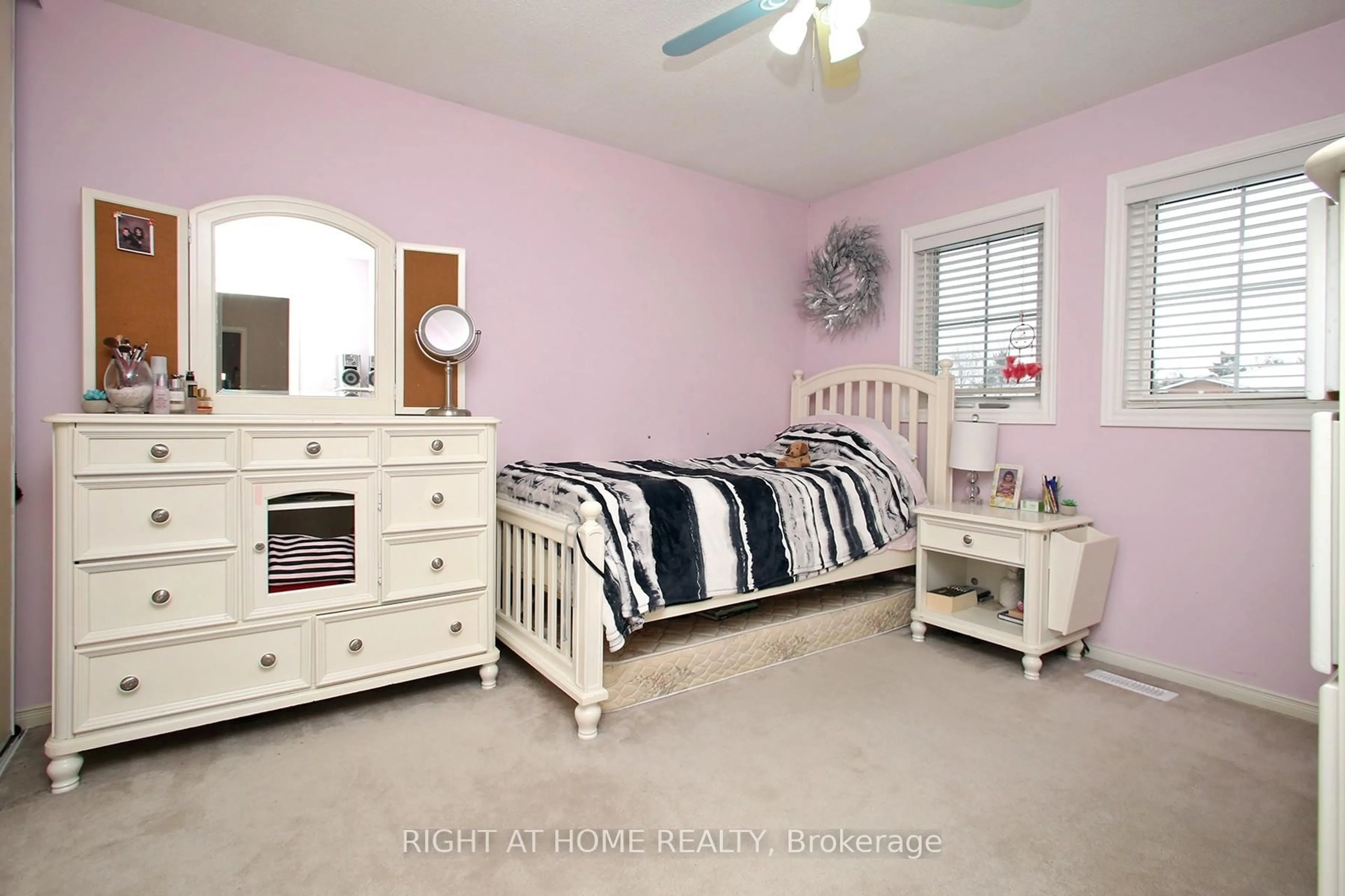 Bedroom with bed, unknown for 6 Coldstream Cres, Richmond Hill Ontario L4S 1E6