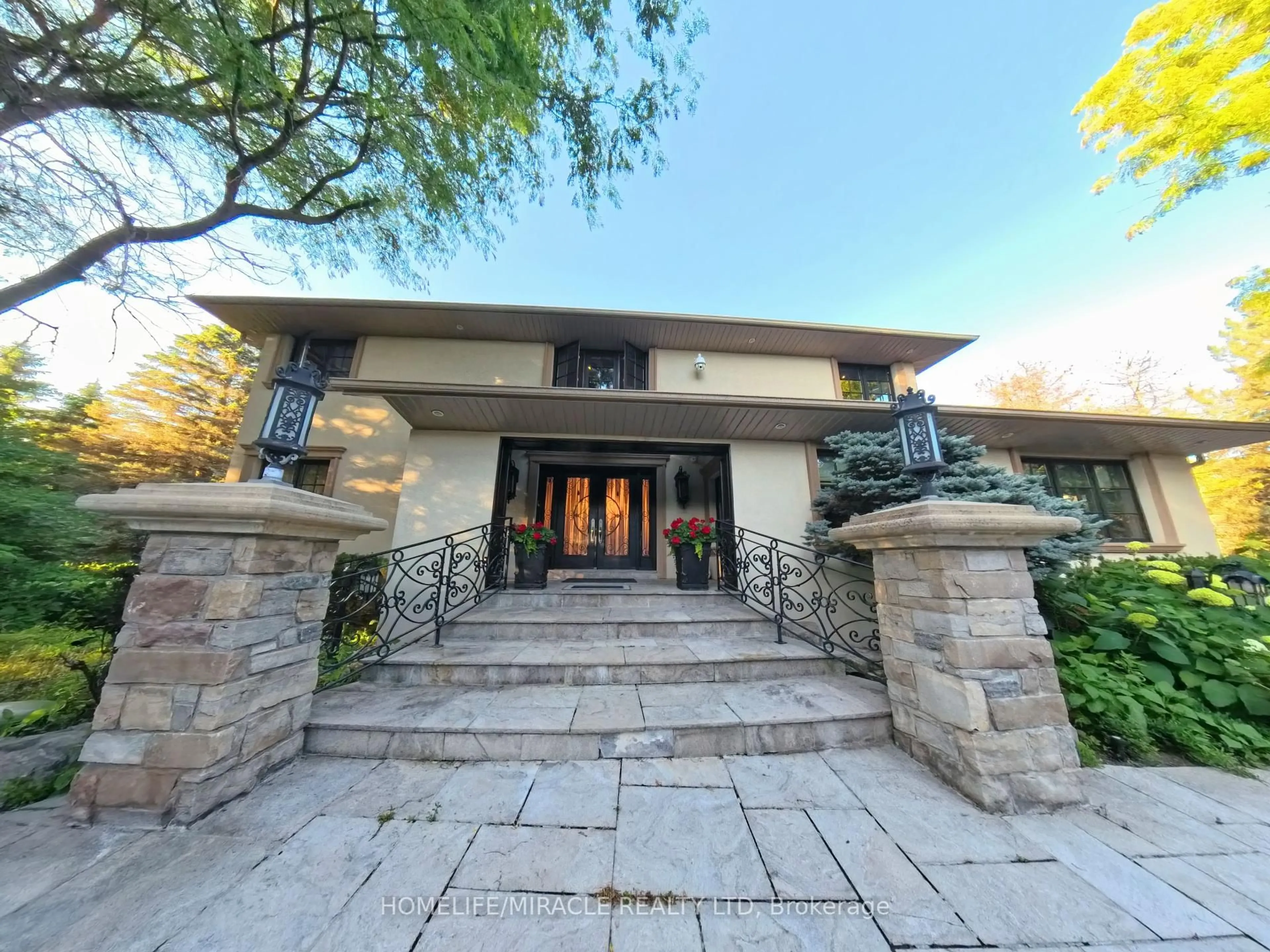 Indoor foyer for 211 Woodland Acres Cres, Vaughan Ontario L6A 1G1