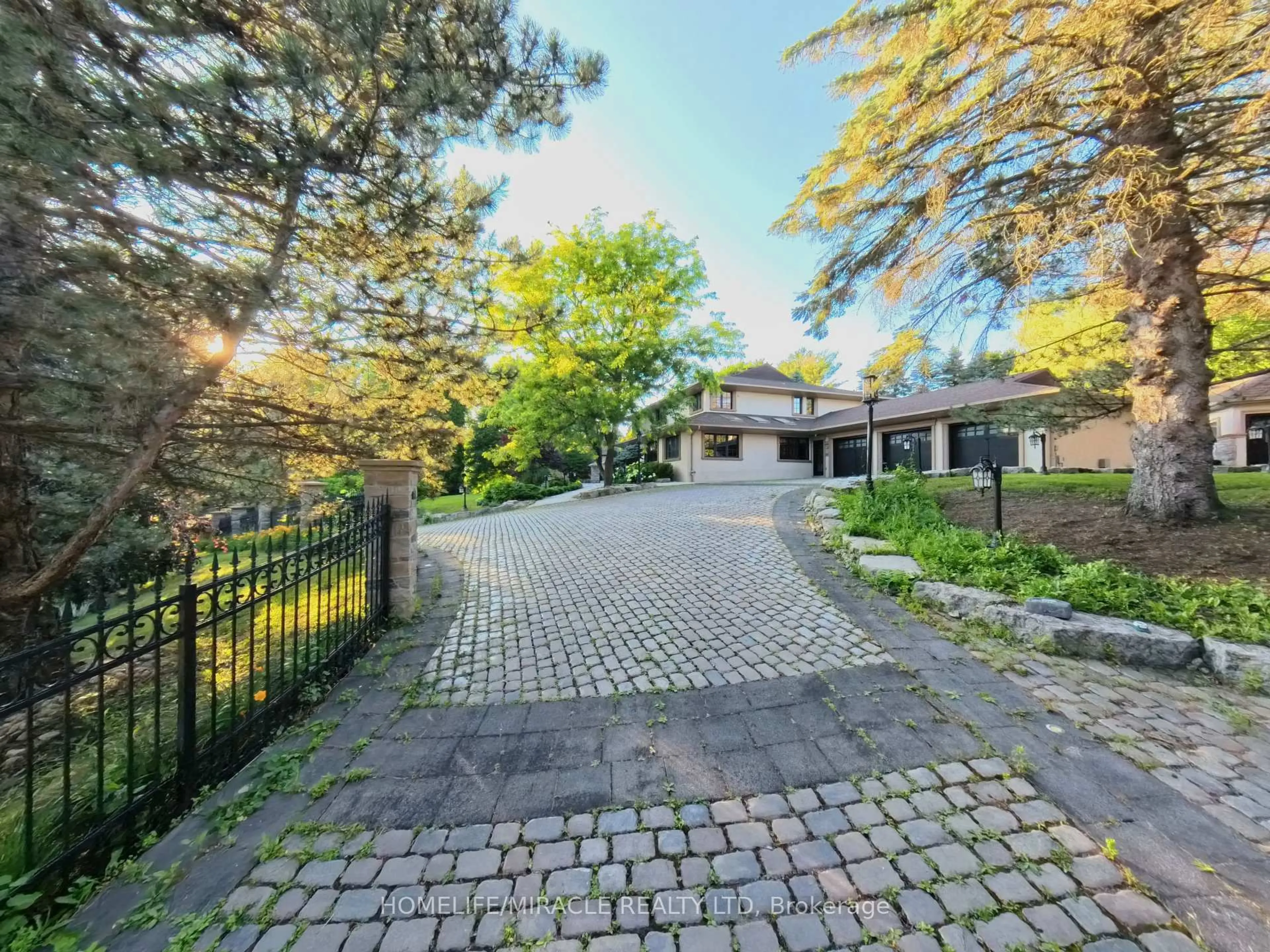A pic from outside/outdoor area/front of a property/back of a property/a pic from drone, street for 211 Woodland Acres Cres, Vaughan Ontario L6A 1G1