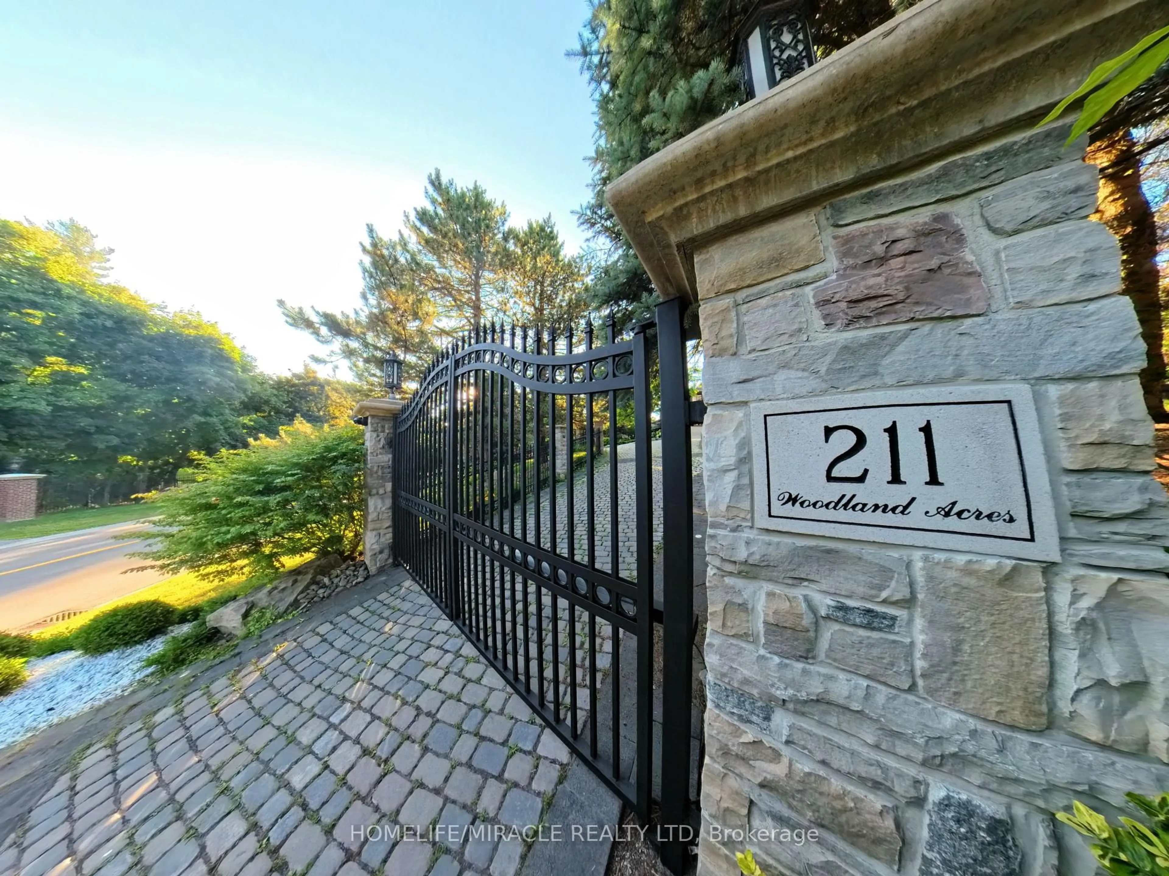 Indoor entryway for 211 Woodland Acres Cres, Vaughan Ontario L6A 1G1