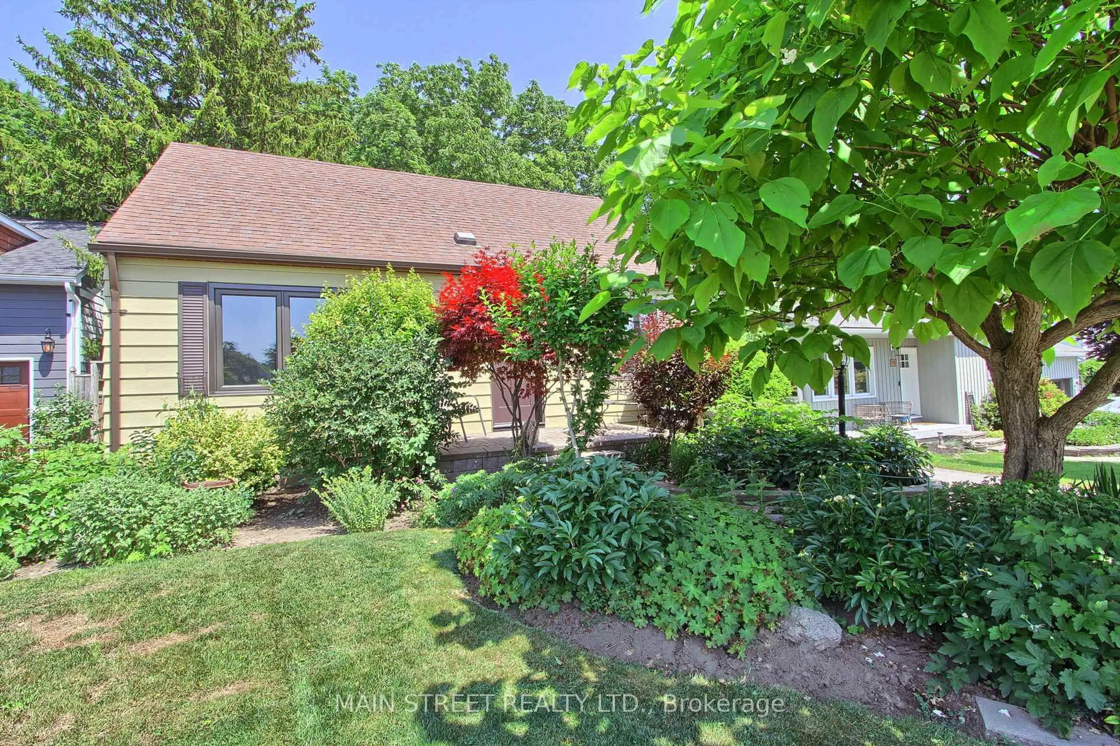 A pic from outside/outdoor area/front of a property/back of a property/a pic from drone, street for 287 Avenue Rd, Newmarket Ontario L3Y 1N8