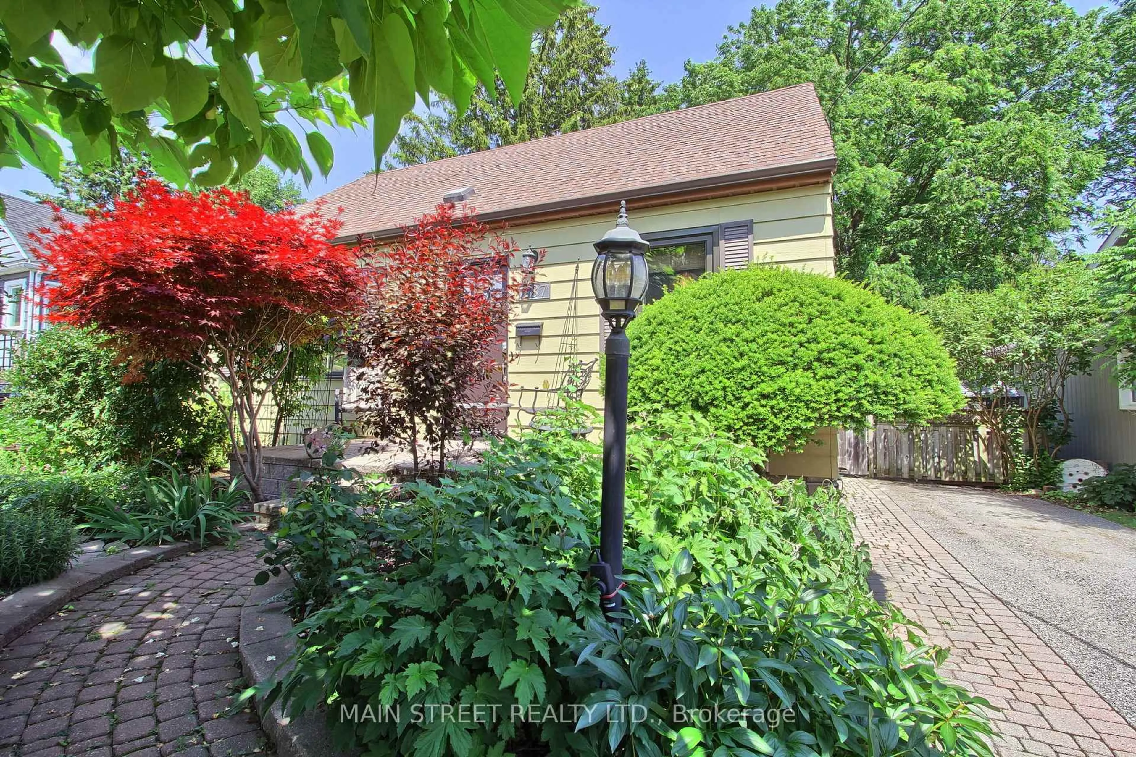A pic from outside/outdoor area/front of a property/back of a property/a pic from drone, street for 287 Avenue Rd, Newmarket Ontario L3Y 1N8