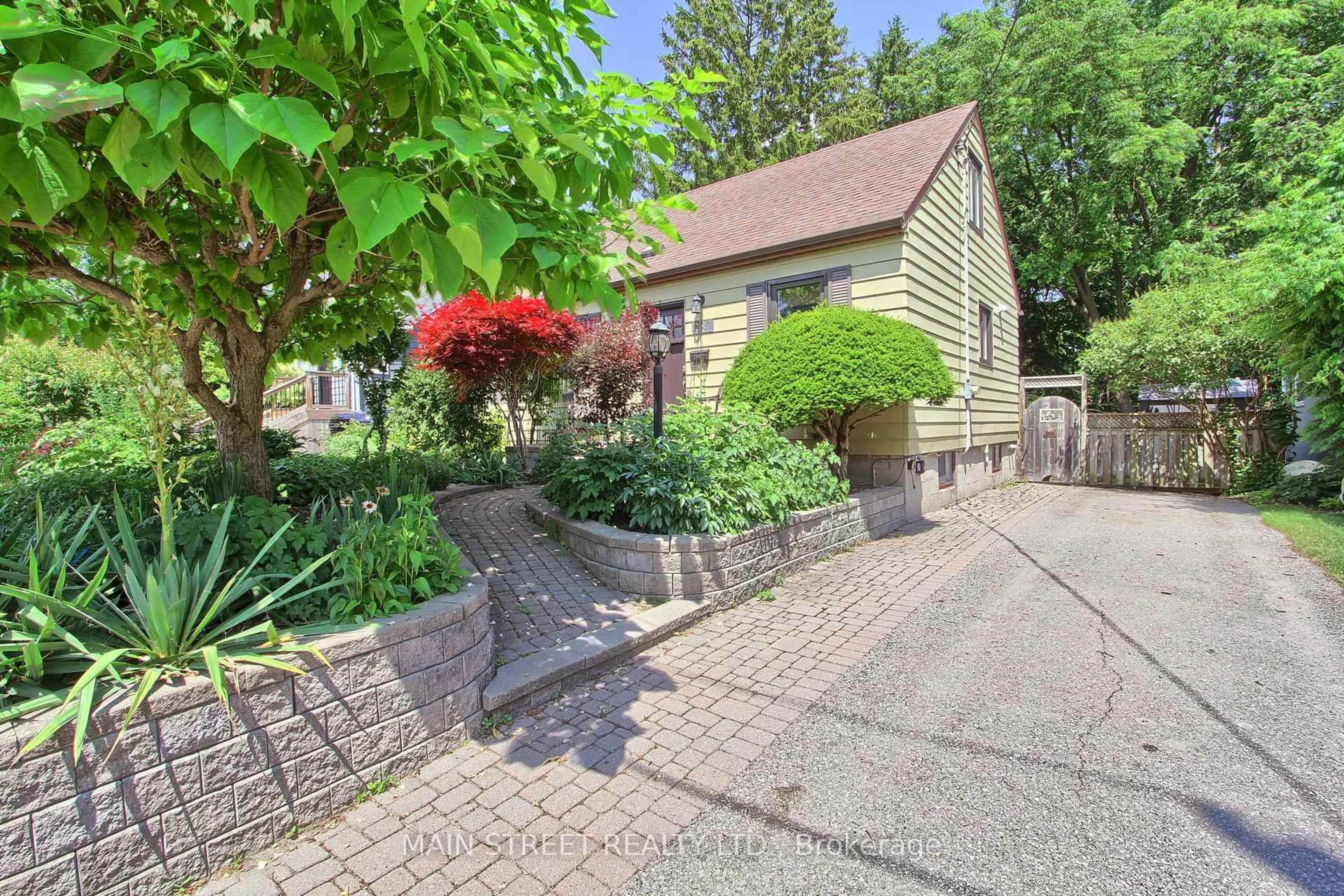 Patio, street for 287 Avenue Rd, Newmarket Ontario L3Y 1N8