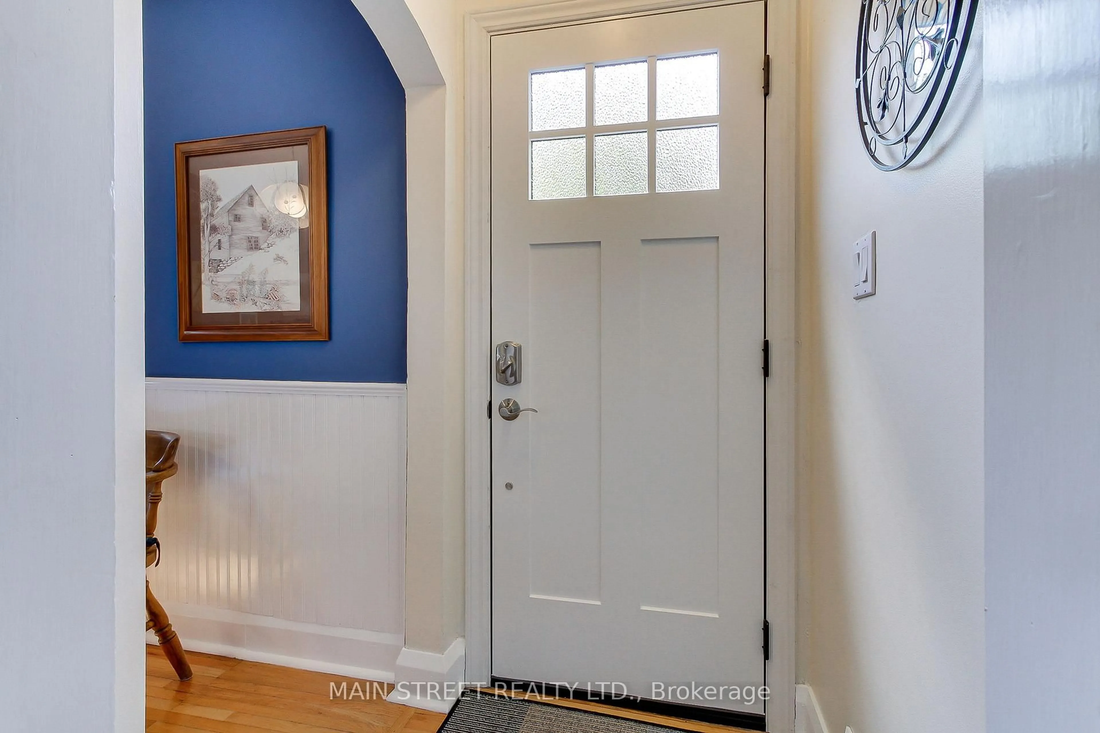 Indoor entryway for 287 Avenue Rd, Newmarket Ontario L3Y 1N8