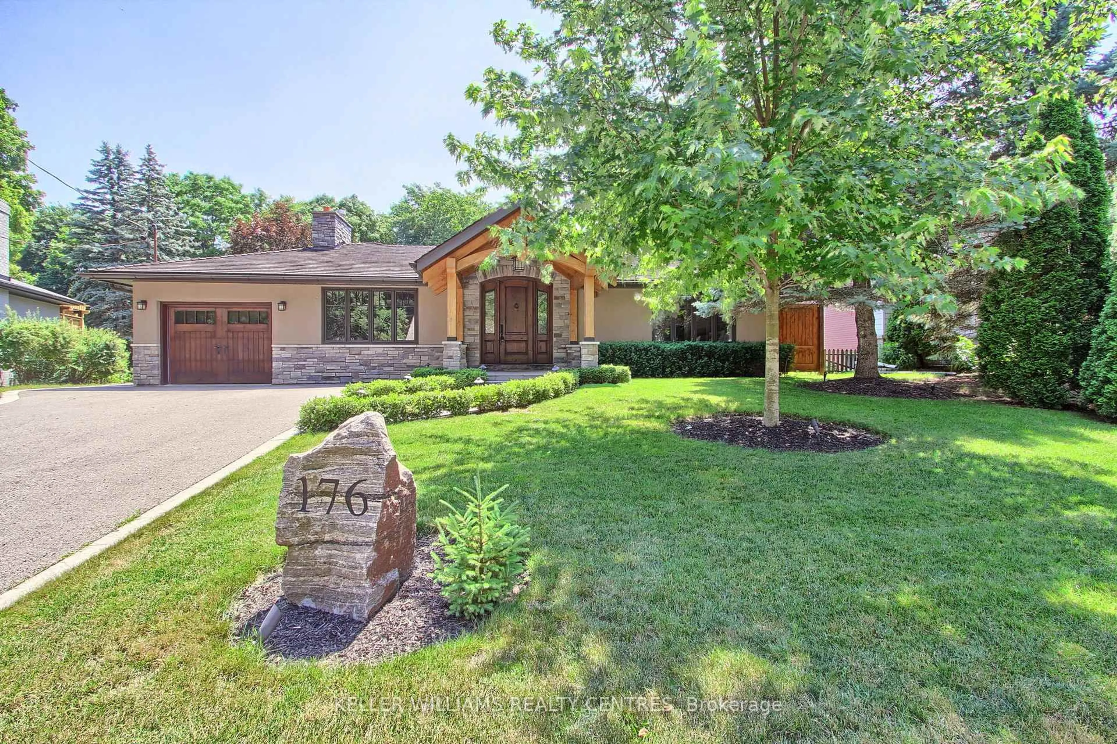 Home with brick exterior material, street for 176 Park Ave, Newmarket Ontario L3Y 1V1