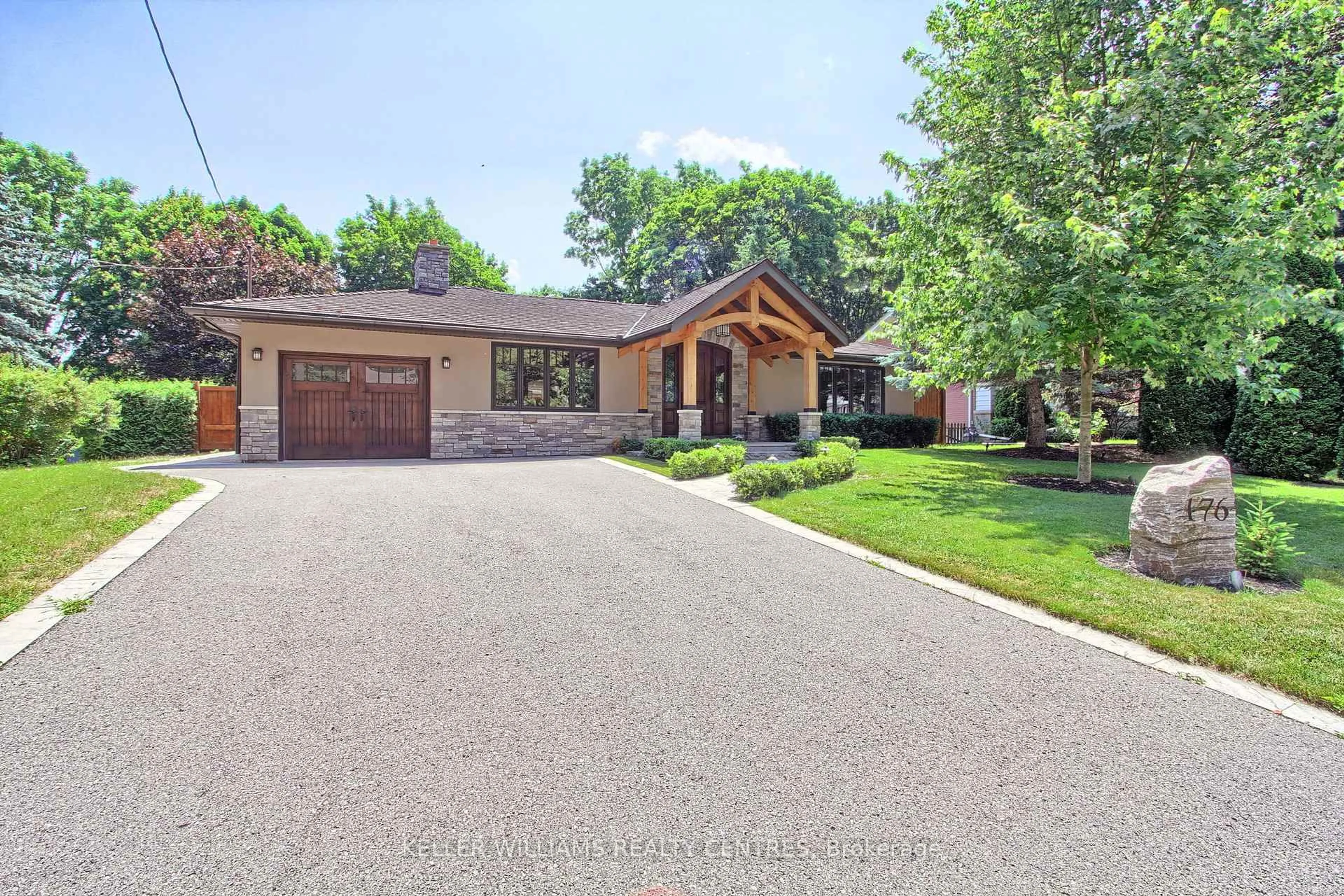 Home with brick exterior material, street for 176 Park Ave, Newmarket Ontario L3Y 1V1