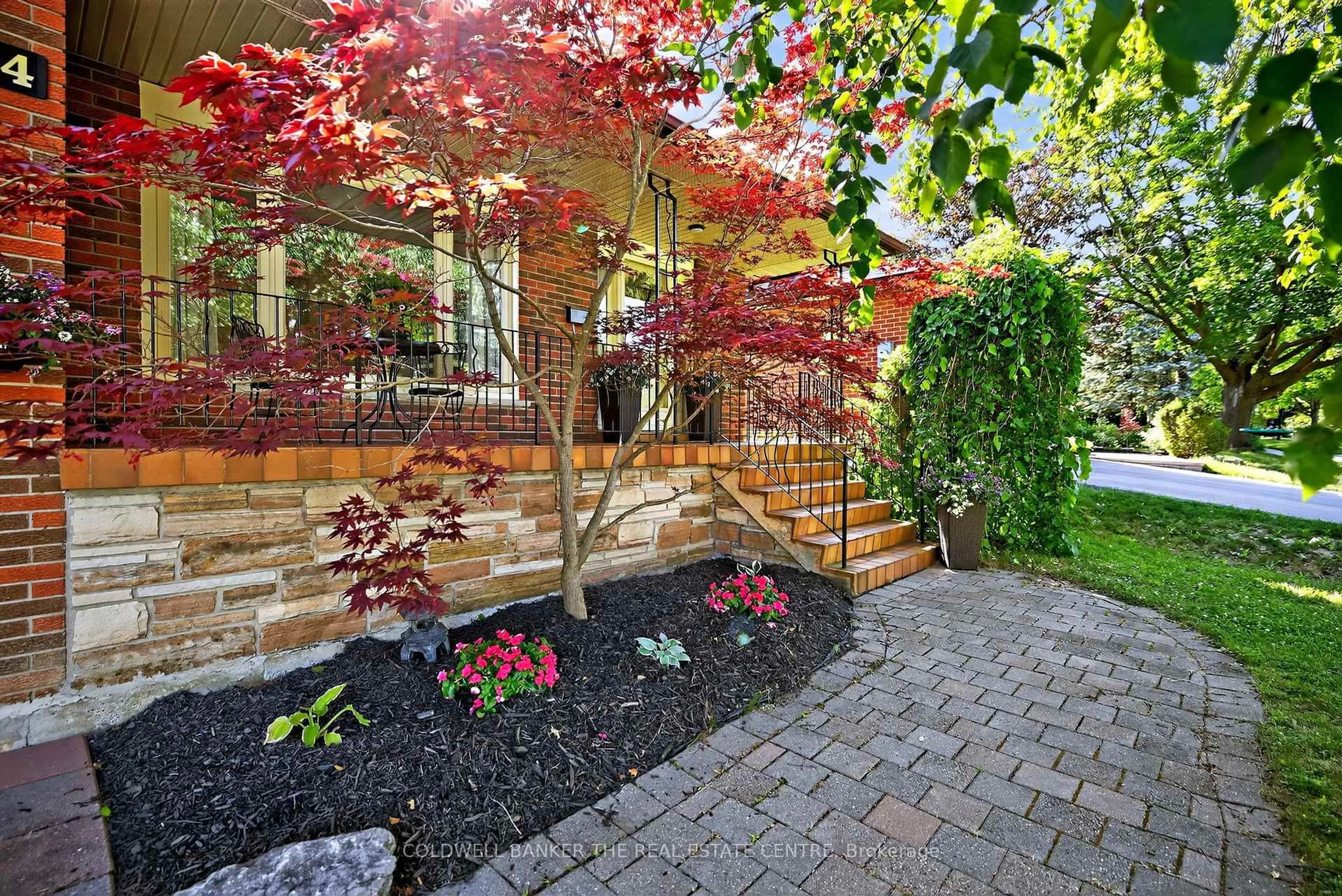 Patio, street for 204 Alexander Rd, Newmarket Ontario L3Y 5P1