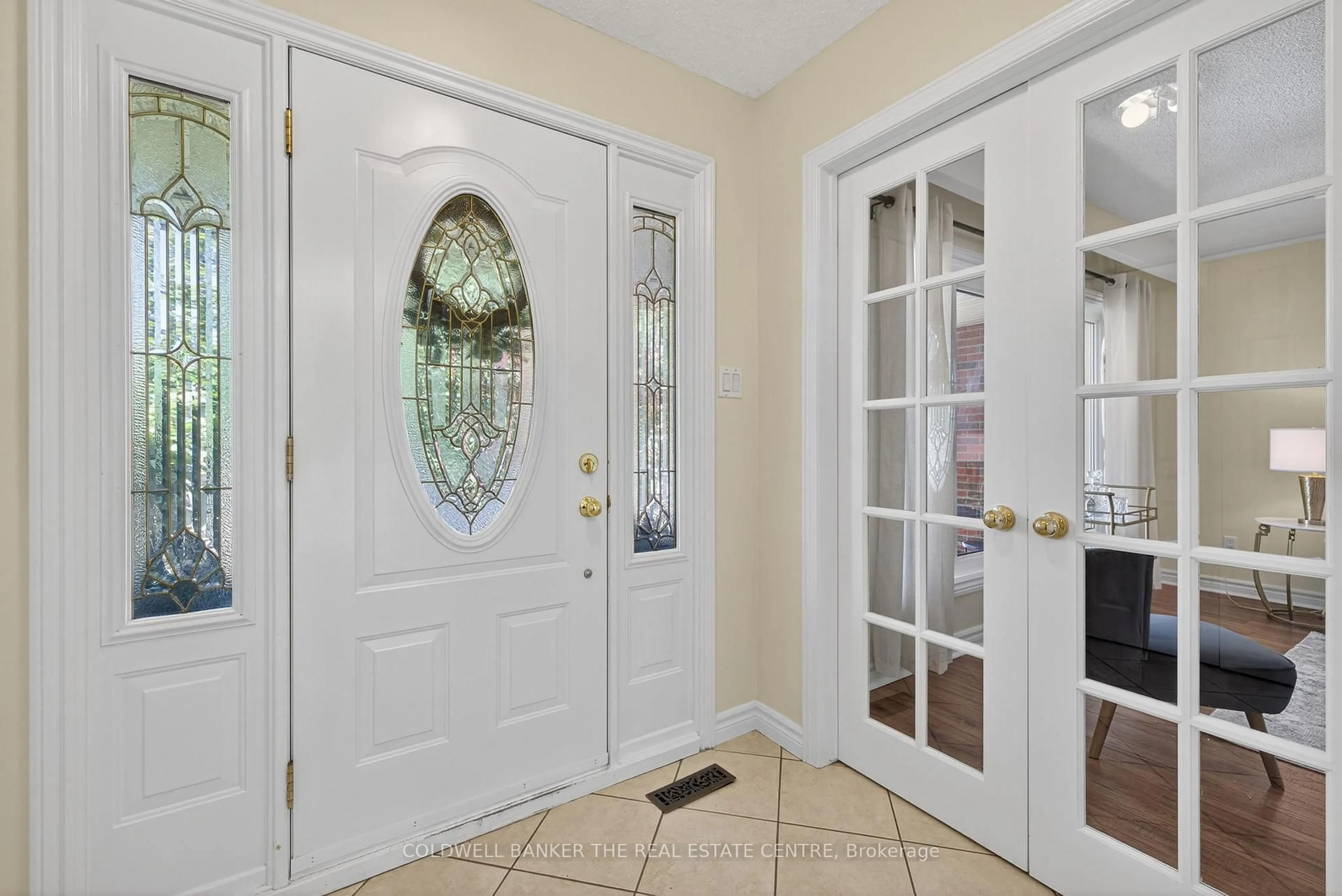 Indoor entryway for 204 Alexander Rd, Newmarket Ontario L3Y 5P1