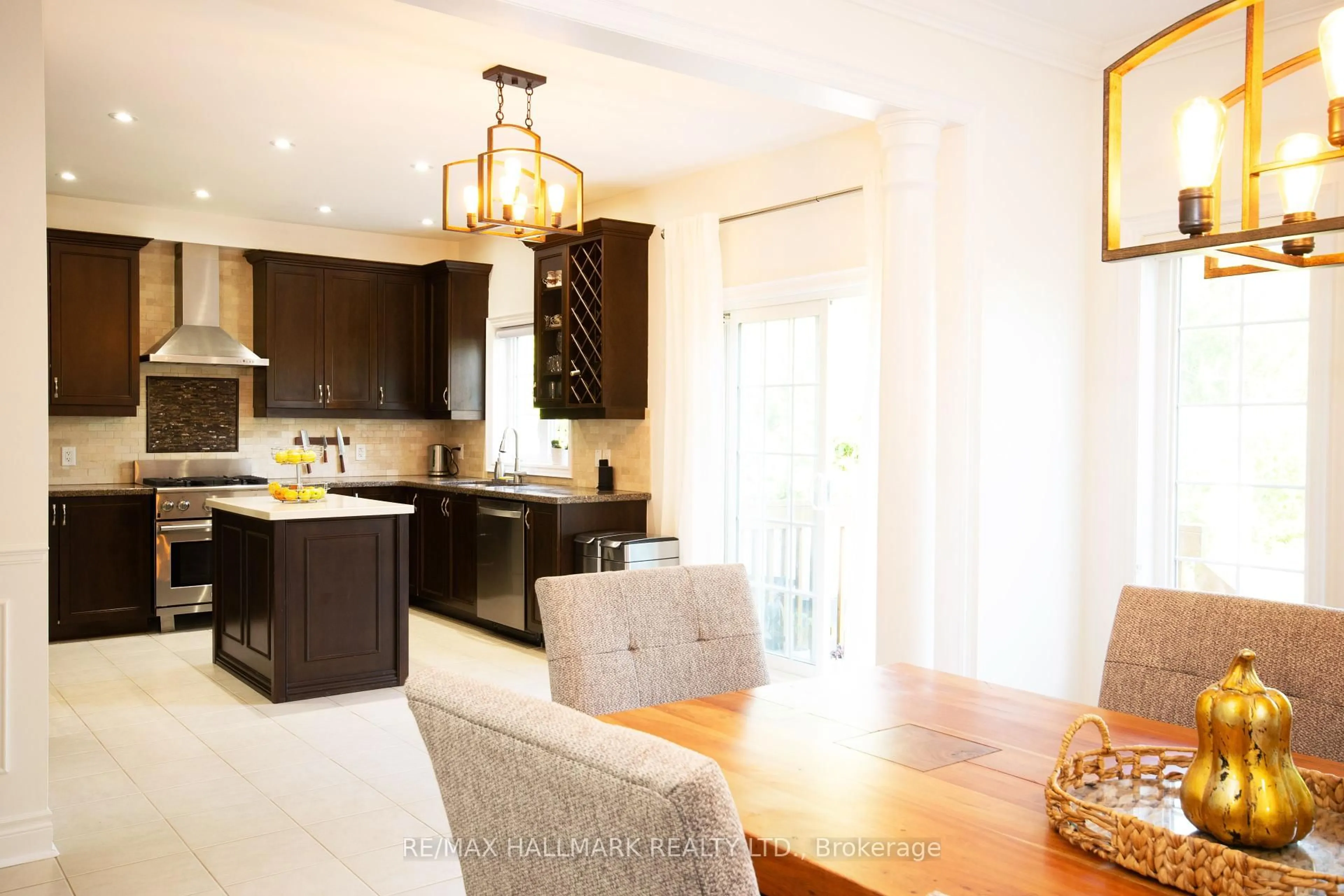 Contemporary kitchen, unknown for 128 Wolf Creek Cres, Vaughan Ontario L6A 4C1