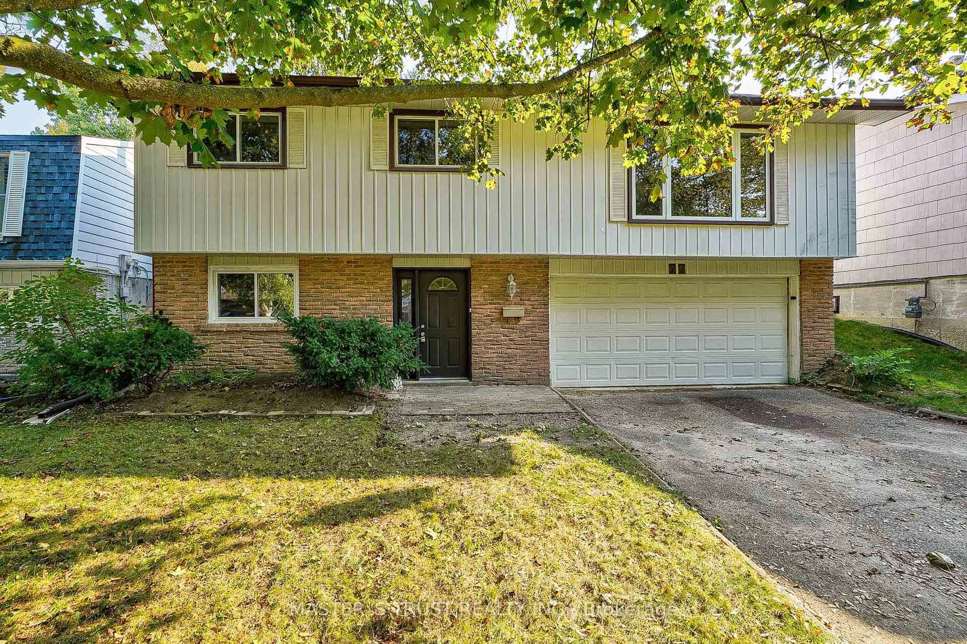 Home with vinyl exterior material, street for 77 Highland Ave, Newmarket Ontario L3Y 3H9