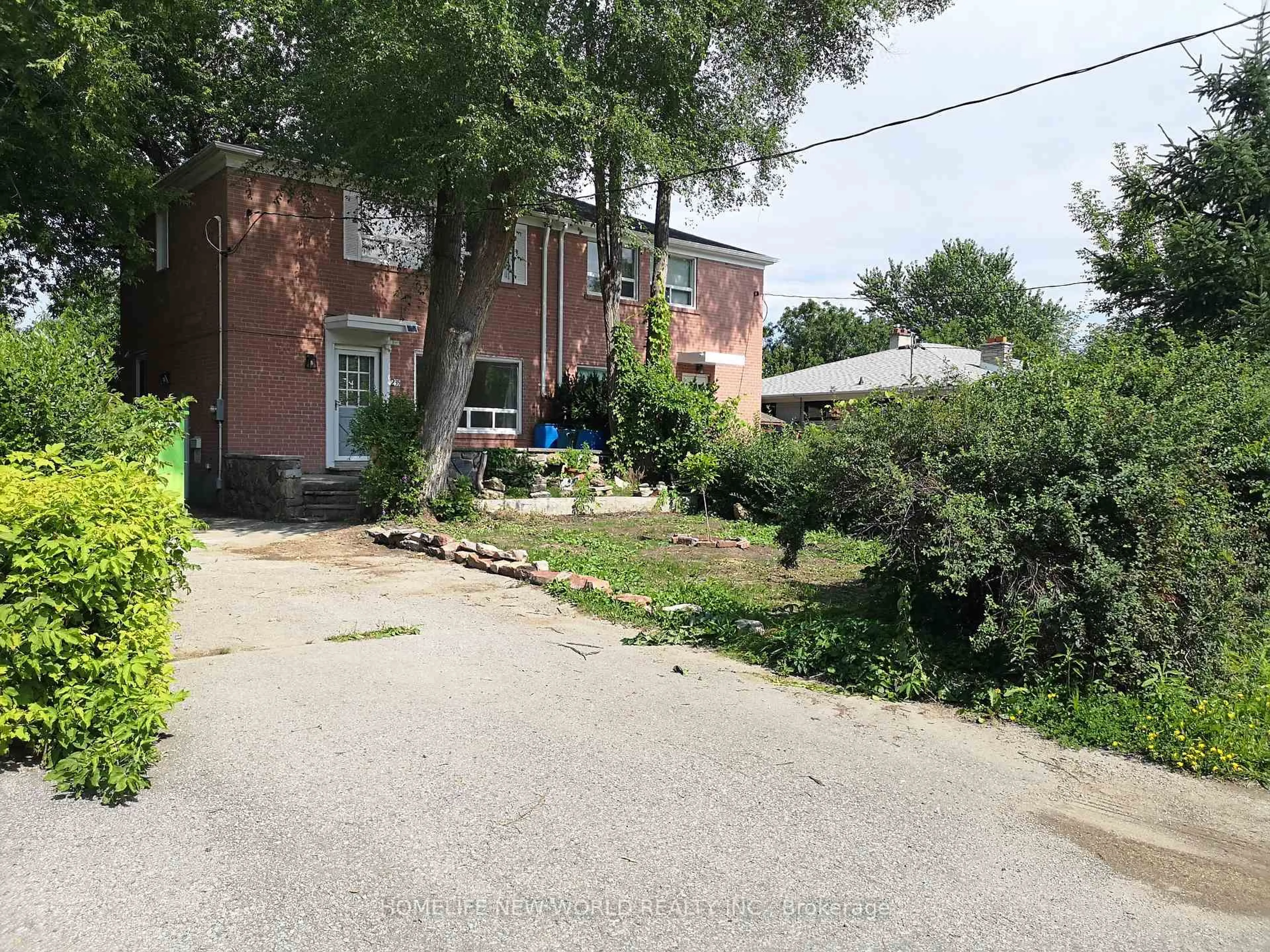 A pic from outside/outdoor area/front of a property/back of a property/a pic from drone, street for 235 Axminster Dr, Richmond Hill Ontario L4C 2W2
