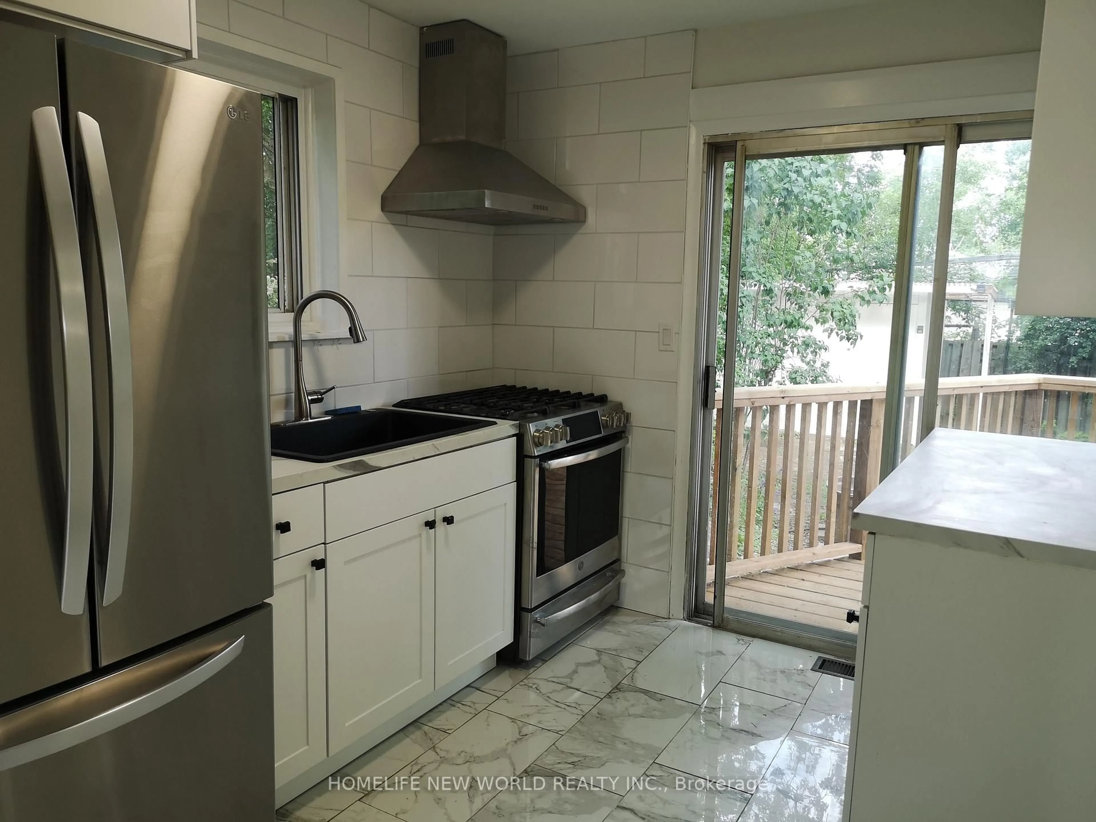 Standard kitchen, ceramic/tile floor for 235 Axminster Dr, Richmond Hill Ontario L4C 2W2