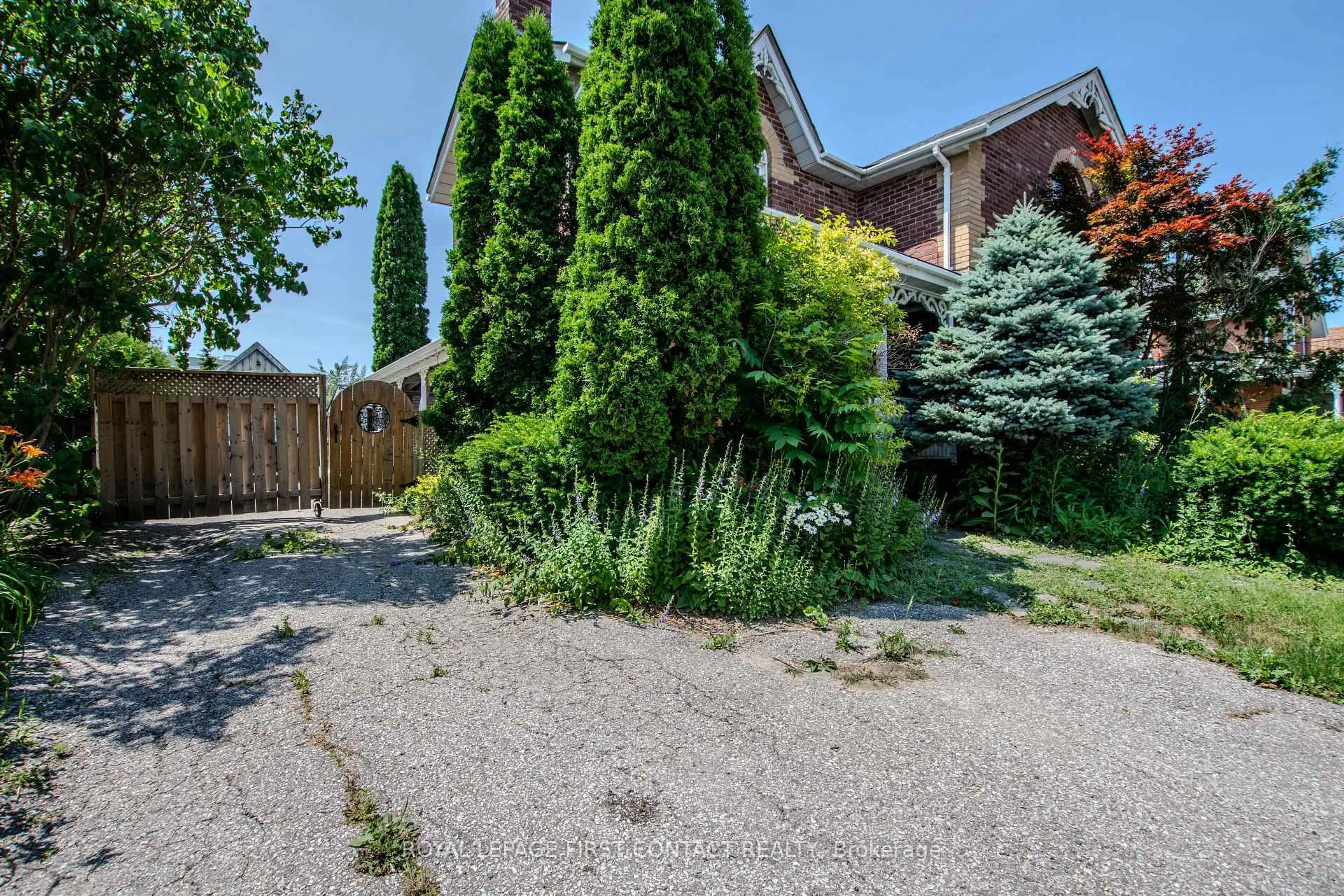 A pic from outside/outdoor area/front of a property/back of a property/a pic from drone, street for 220 Barrie St, Bradford West Gwillimbury Ontario L3Z 1R6