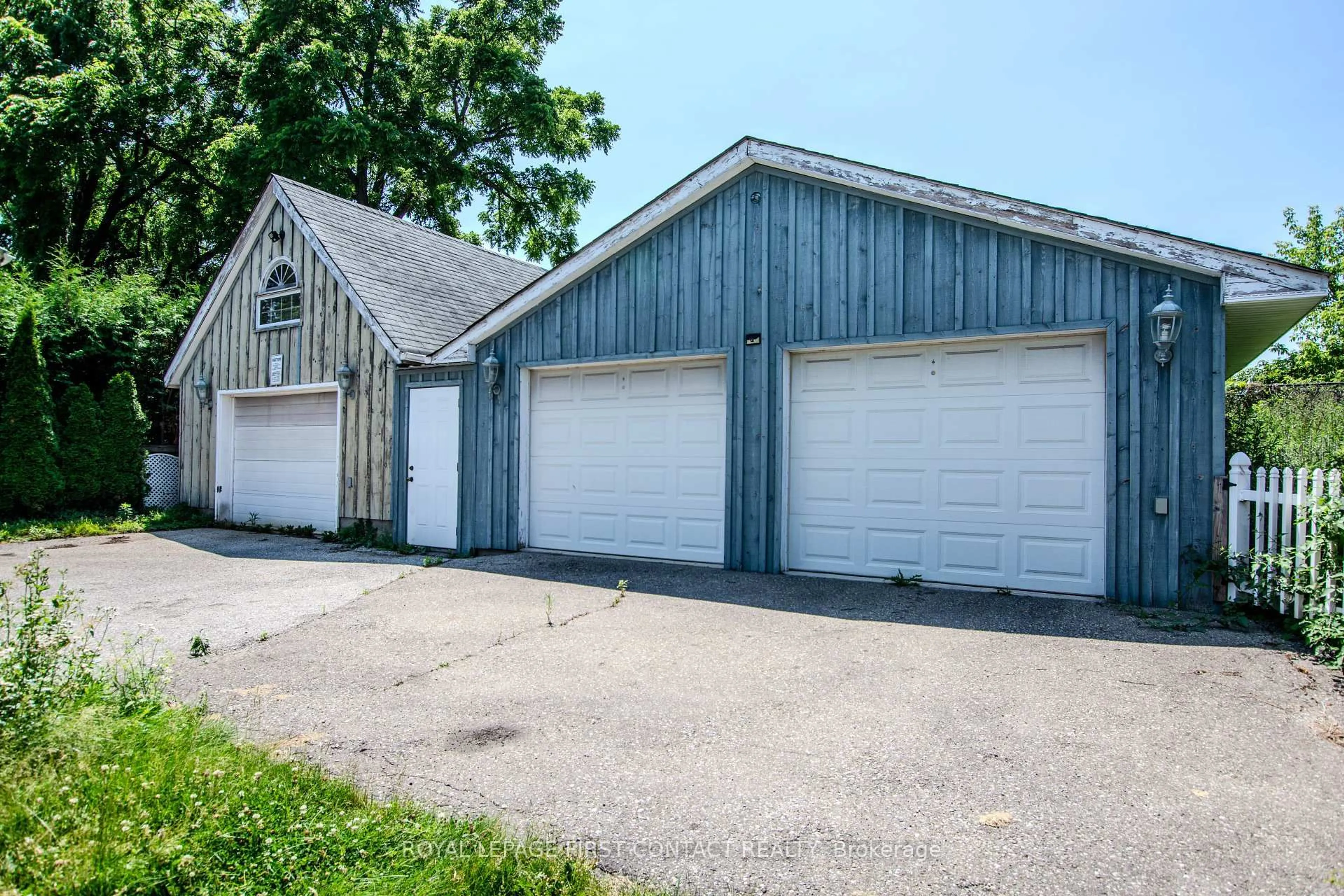 Indoor garage for 220 Barrie St, Bradford West Gwillimbury Ontario L3Z 1R6