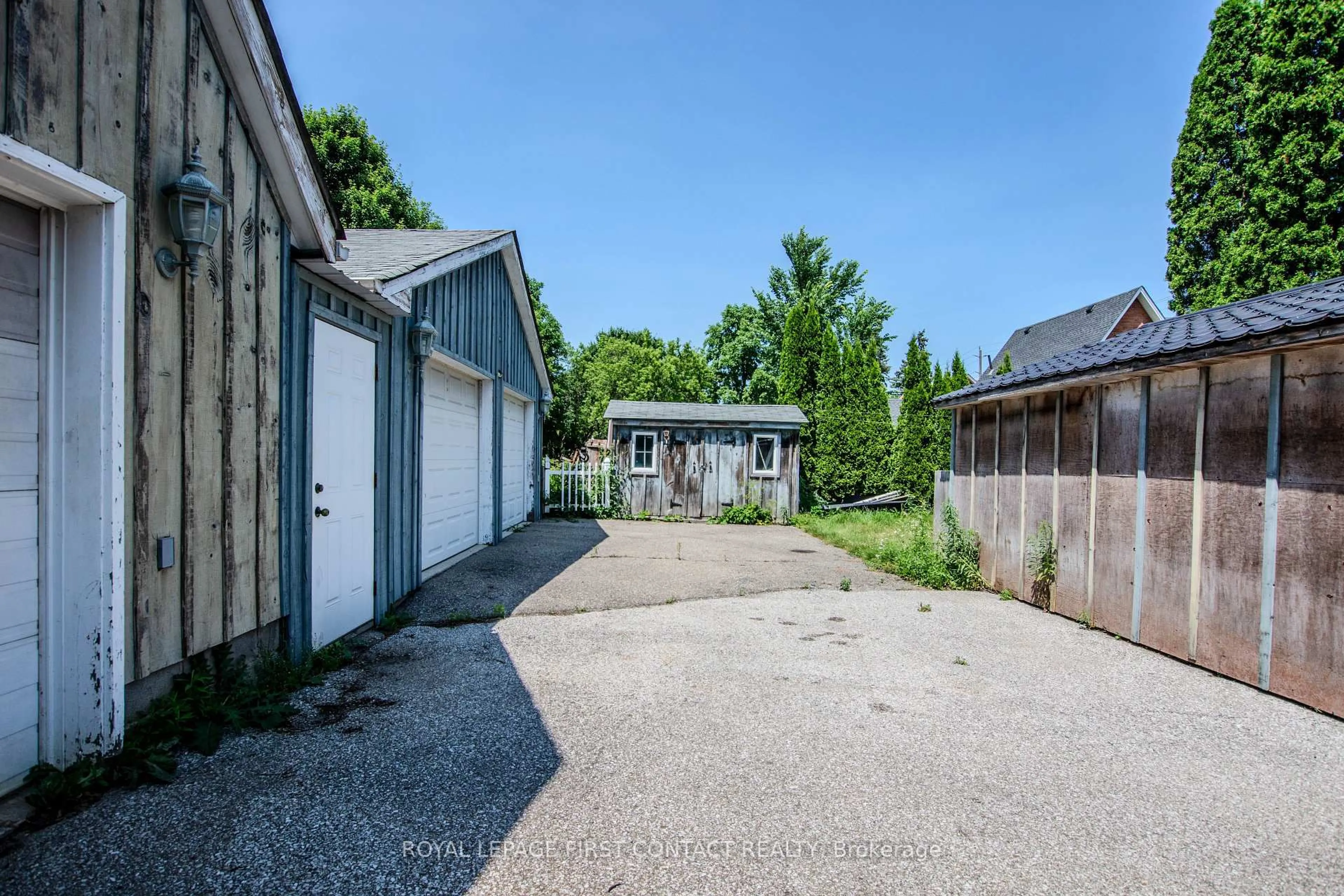 A pic from outside/outdoor area/front of a property/back of a property/a pic from drone, street for 220 Barrie St, Bradford West Gwillimbury Ontario L3Z 1R6