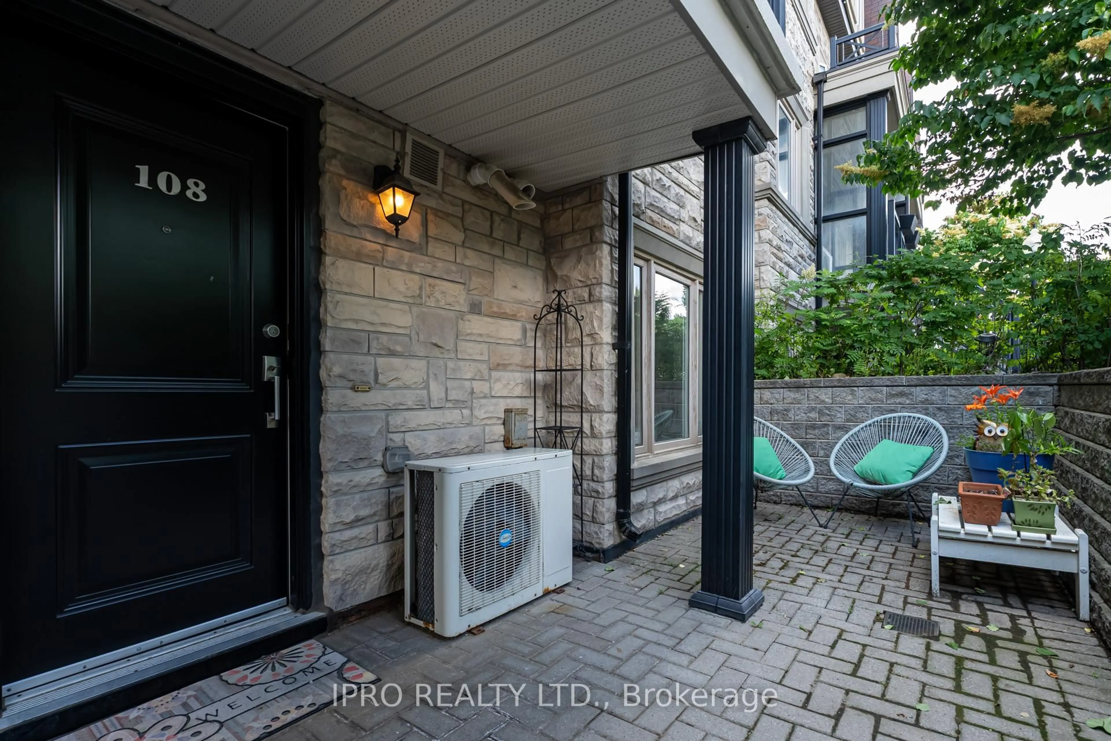 Indoor entryway for 320 John St #108, Markham Ontario L3T 0B1