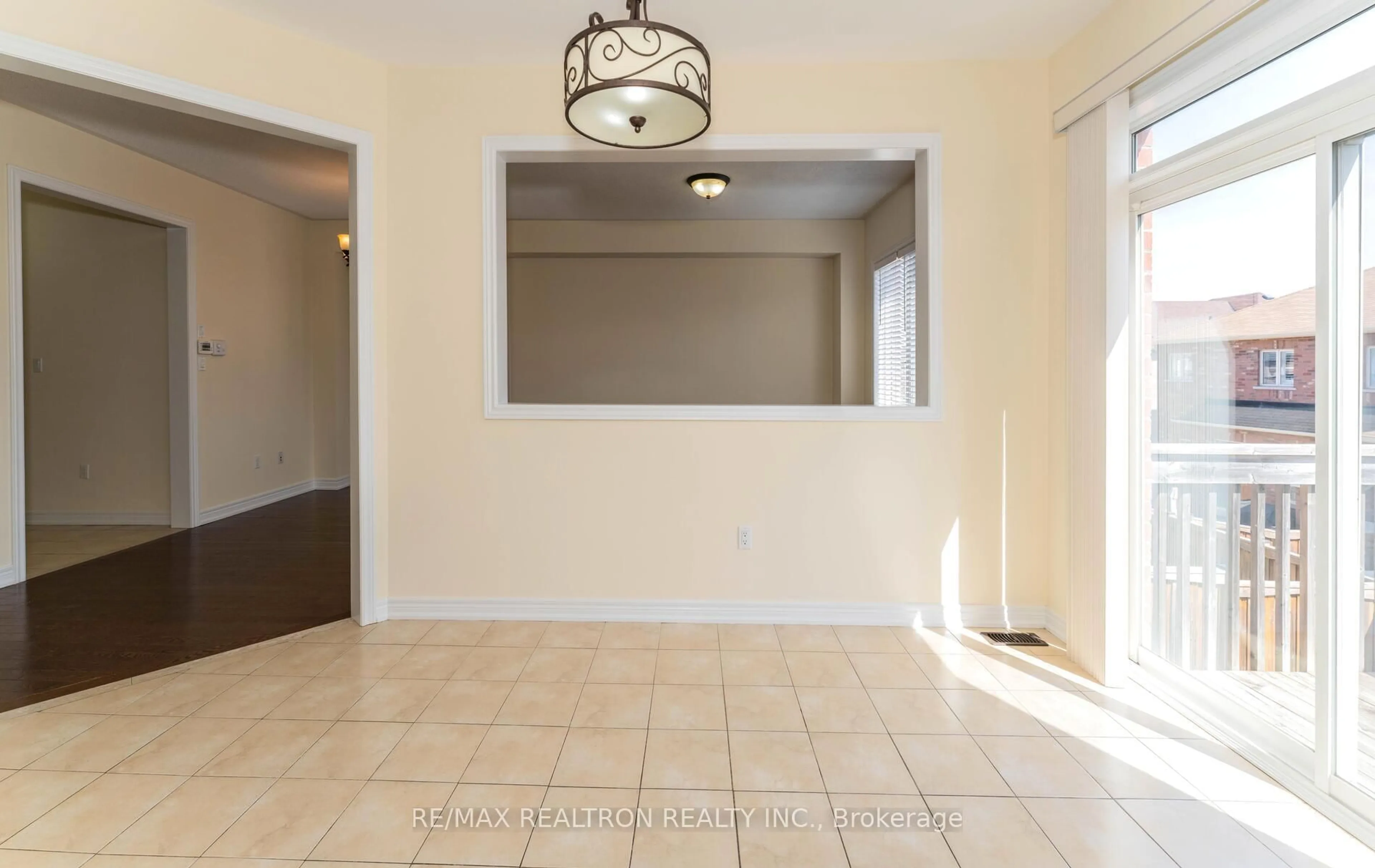 Indoor entryway for 19 Cecil Cres, Whitchurch-Stouffville Ontario L4A 1S9
