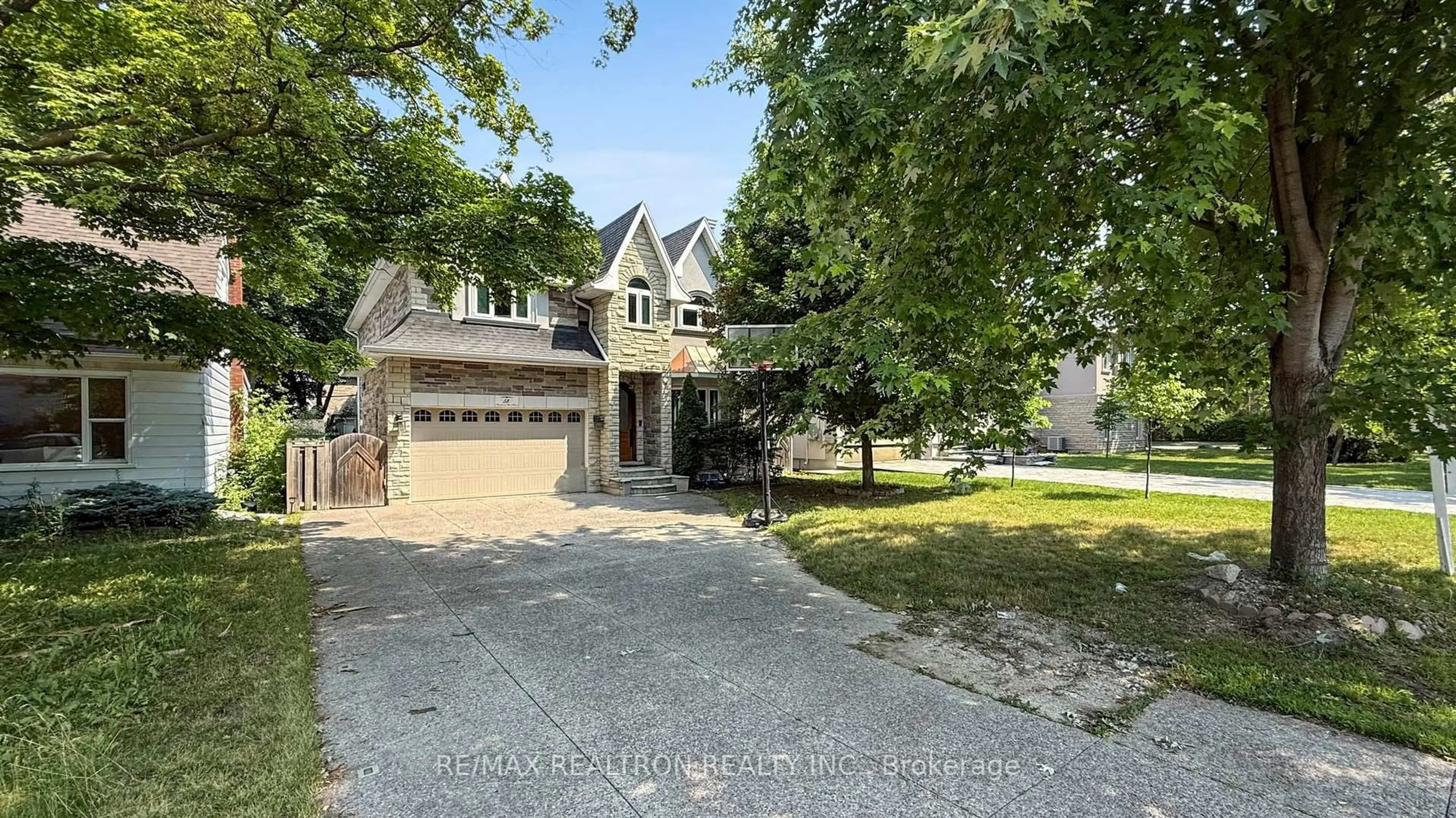 A pic from outside/outdoor area/front of a property/back of a property/a pic from drone, street for 58 Highland Park Blvd, Markham Ontario L3T 1B3