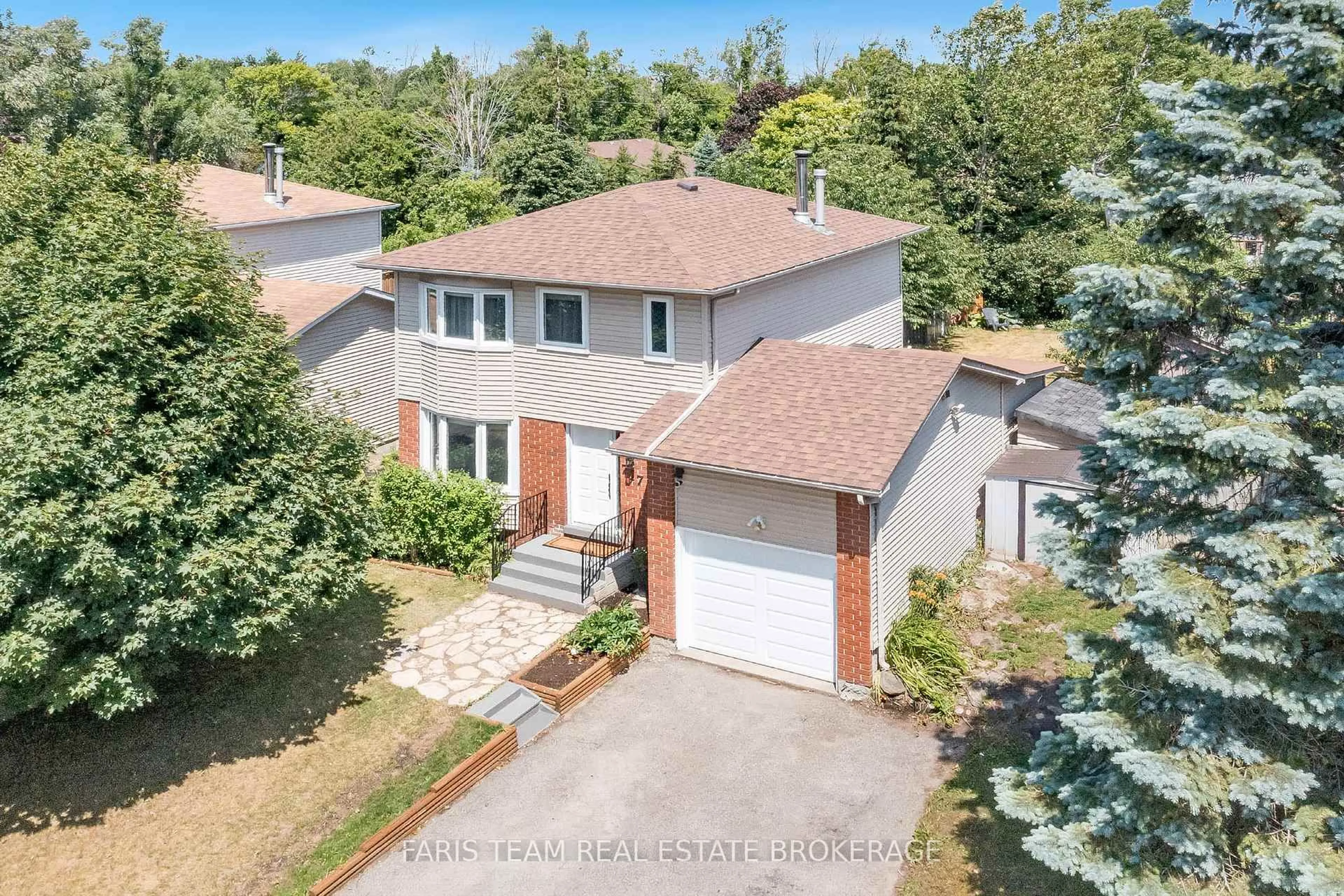 A pic from outside/outdoor area/front of a property/back of a property/a pic from drone, street for 717 Candaras St, Innisfil Ontario L9S 2G9
