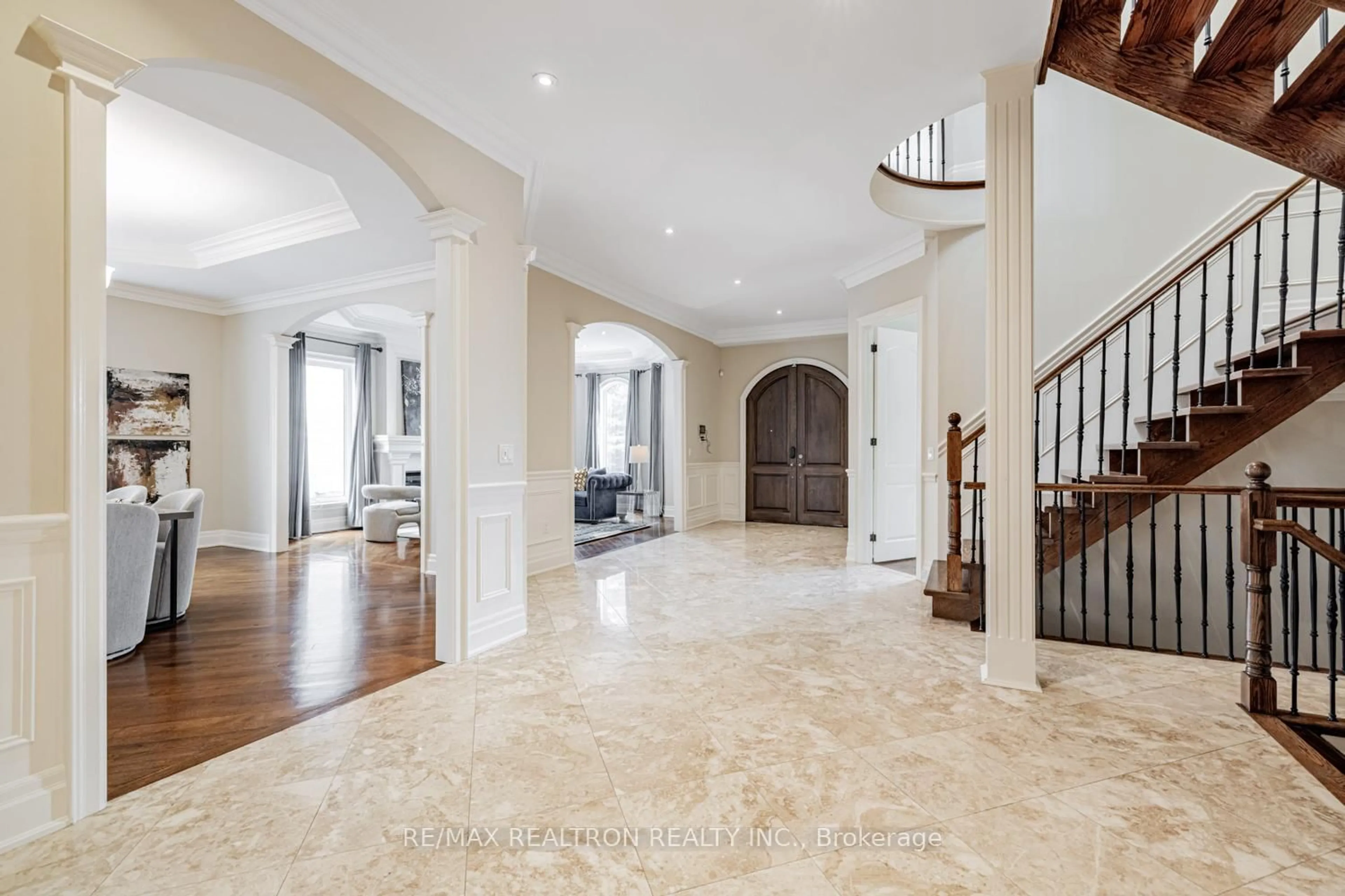 Indoor foyer for 12 Orlon Cres, Richmond Hill Ontario L4C 6S5