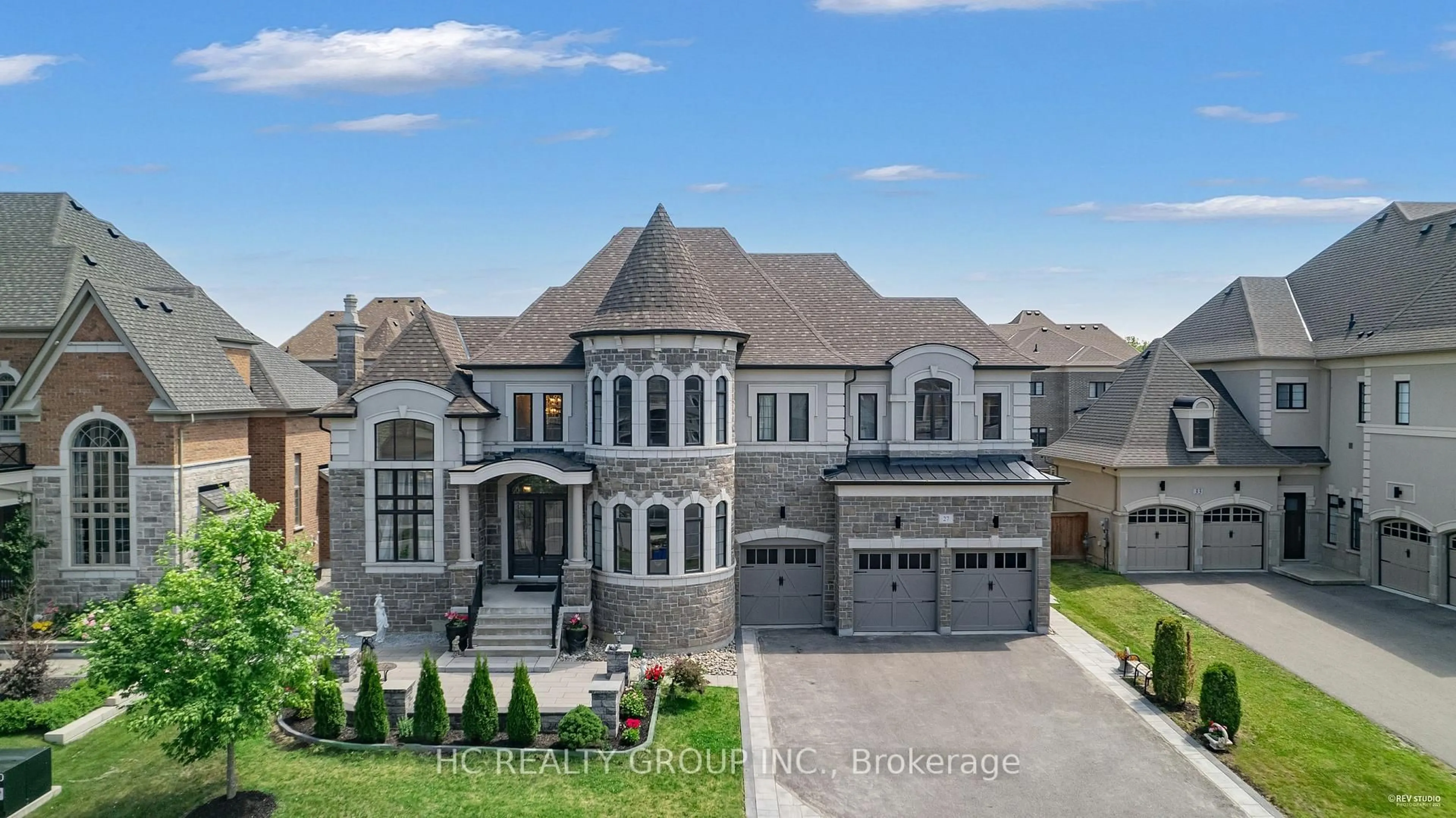 A pic from outside/outdoor area/front of a property/back of a property/a pic from drone, street for 27 Sir Henry Crt, King Ontario L7B 0P5