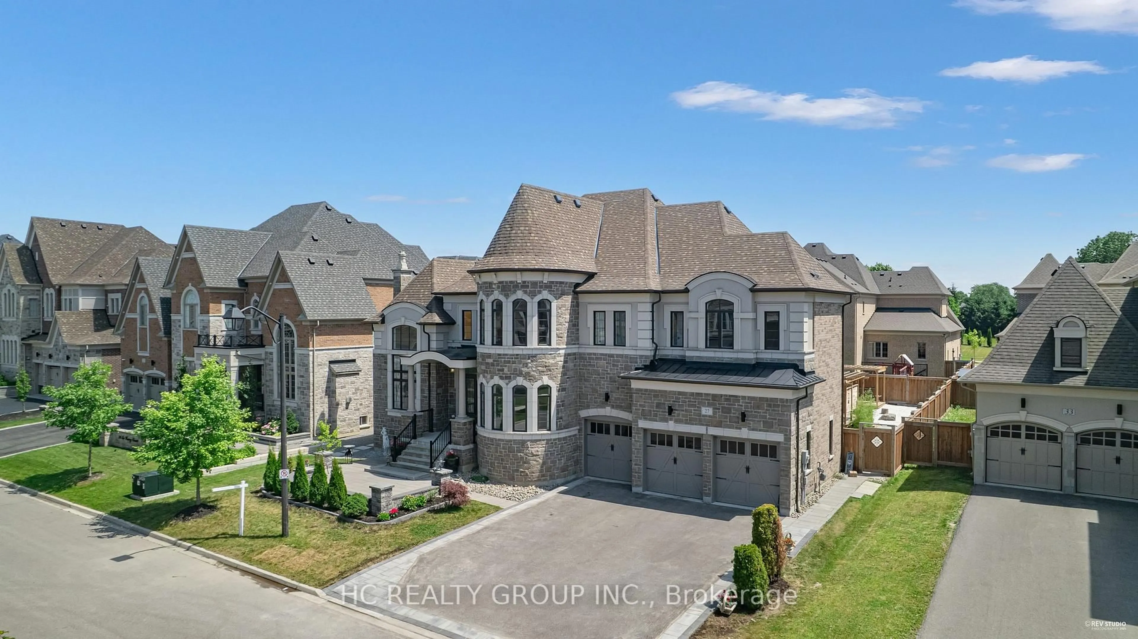 A pic from outside/outdoor area/front of a property/back of a property/a pic from drone, street for 27 Sir Henry Crt, King Ontario L7B 0P5