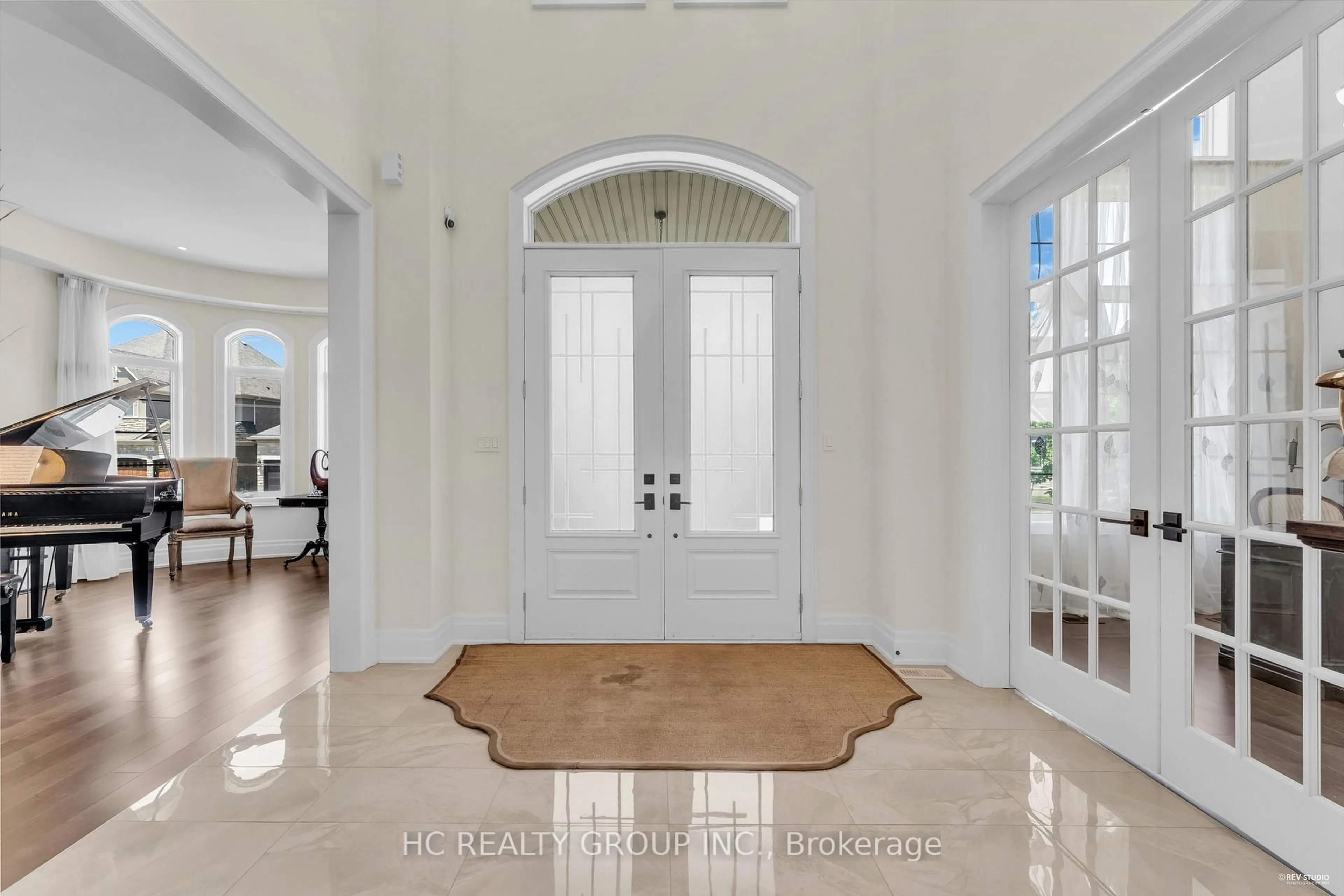 Indoor entryway for 27 Sir Henry Crt, King Ontario L7B 0P5