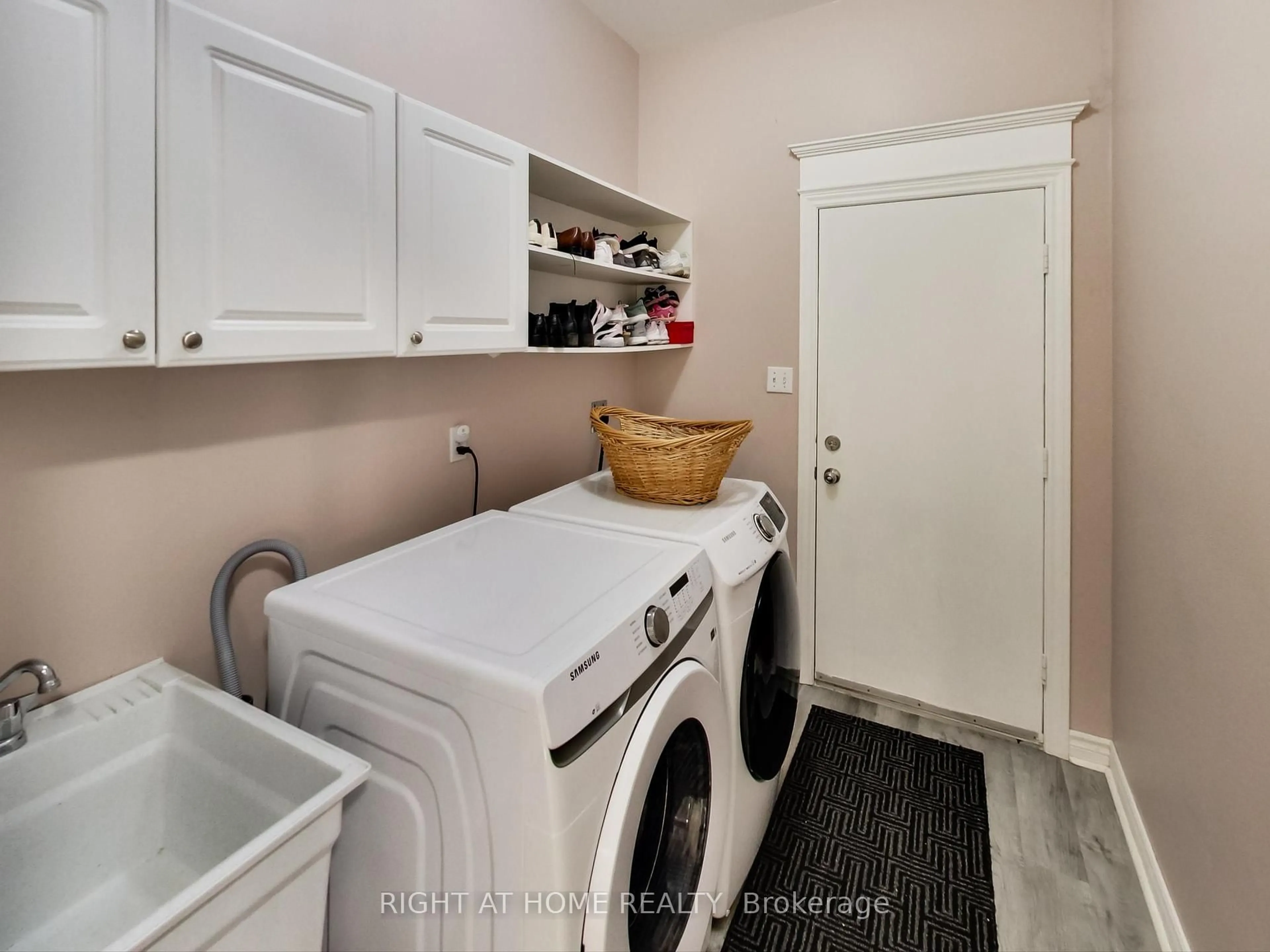 Laundry room for 331 Austin Paul Dr, Newmarket Ontario L3X 2C2