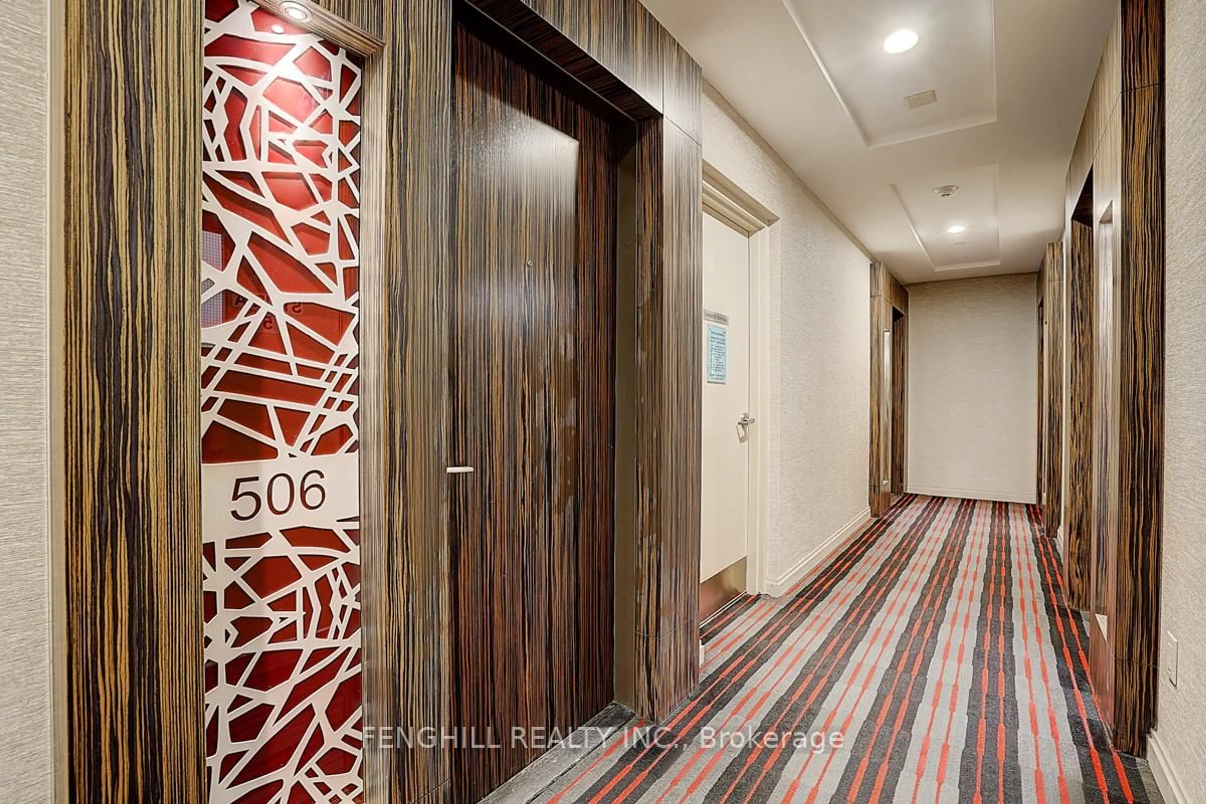 Indoor foyer for 8763 Bayview Ave #506, Richmond Hill Ontario L4B 3V1