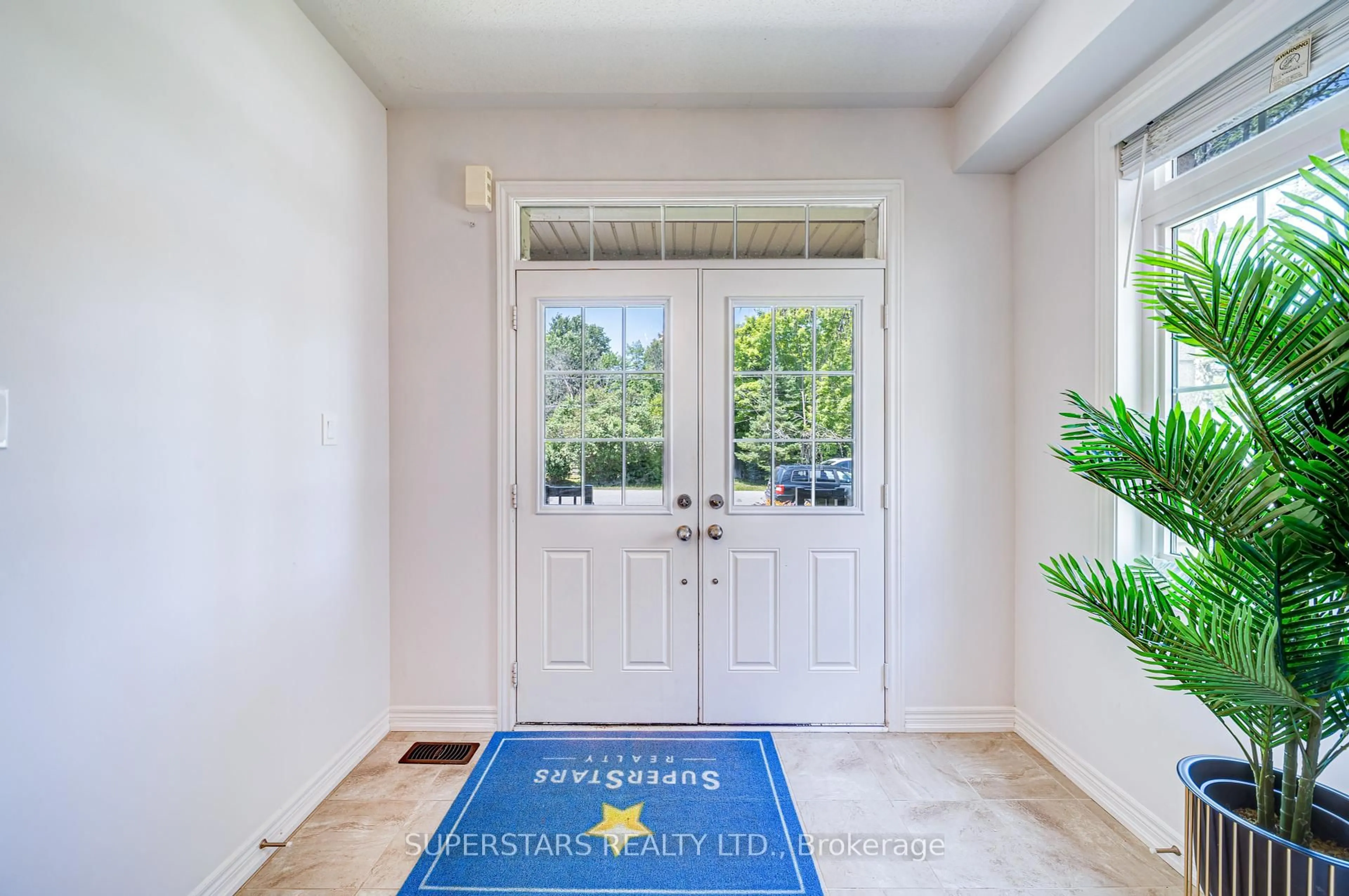 Indoor entryway for 163 Pleasant Blvd, Georgina Ontario L4P 2S5