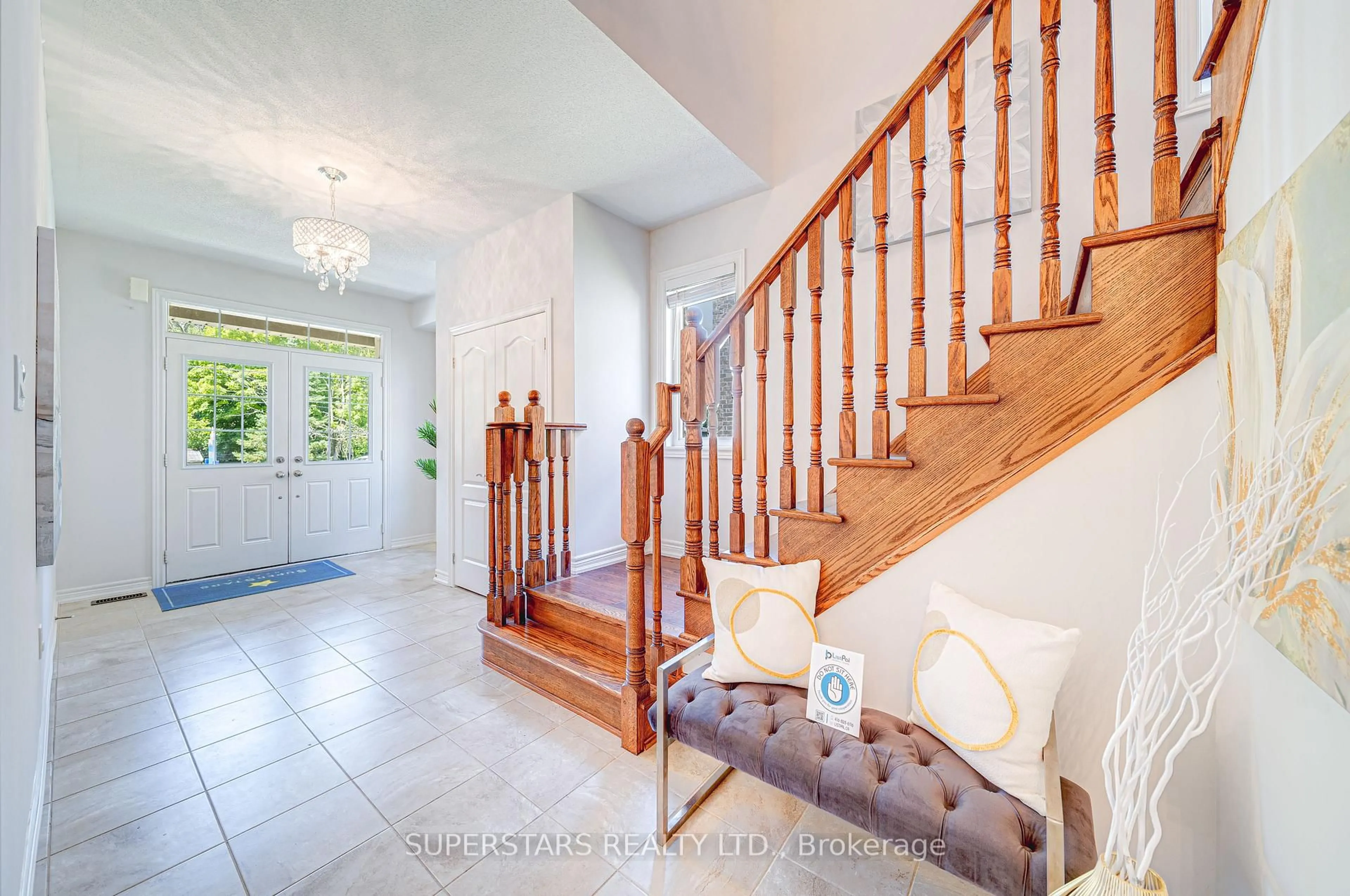 Indoor entryway for 163 Pleasant Blvd, Georgina Ontario L4P 2S5