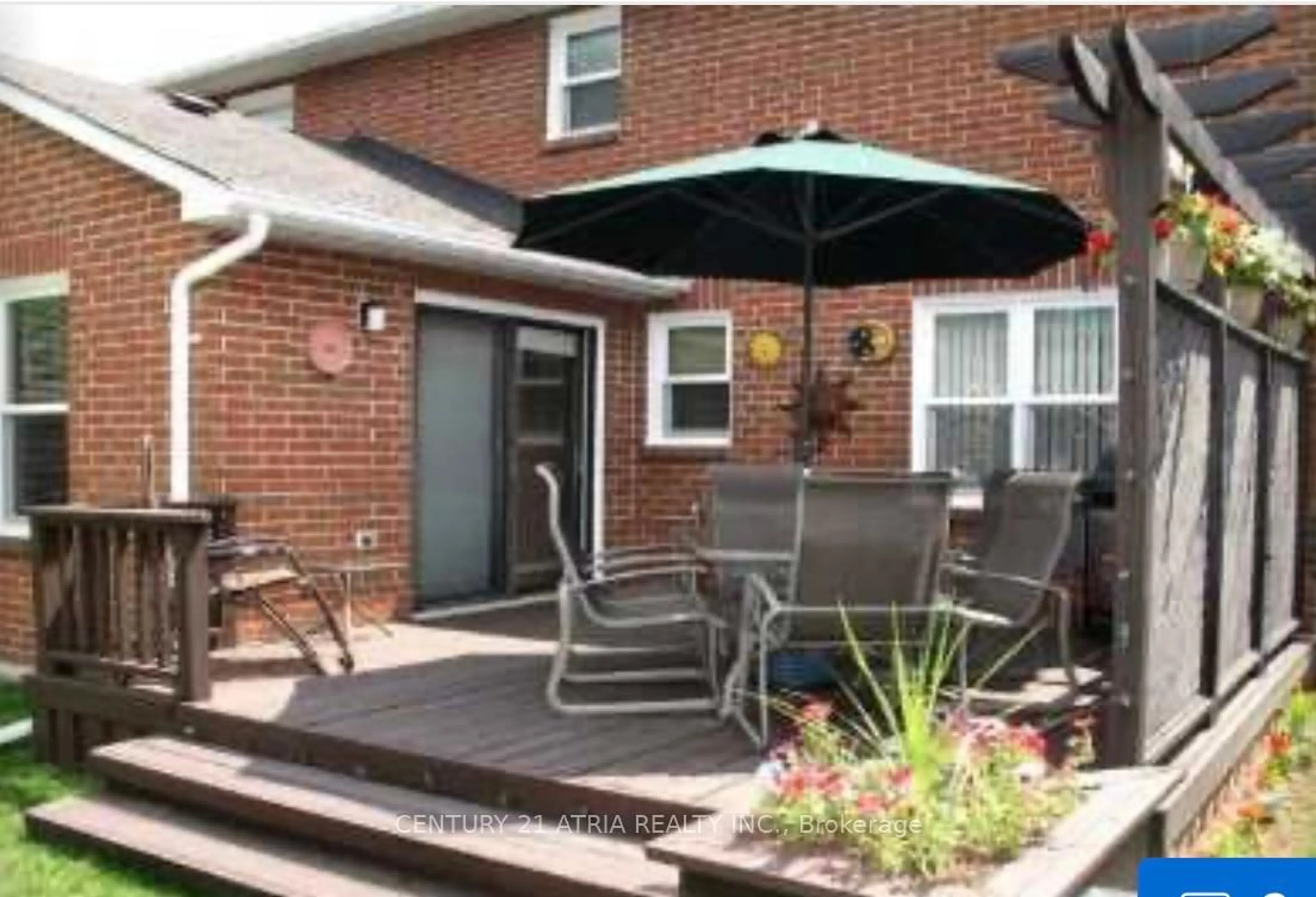 Patio, street for 304 John Bowser Cres, Newmarket Ontario L3Y 7N8