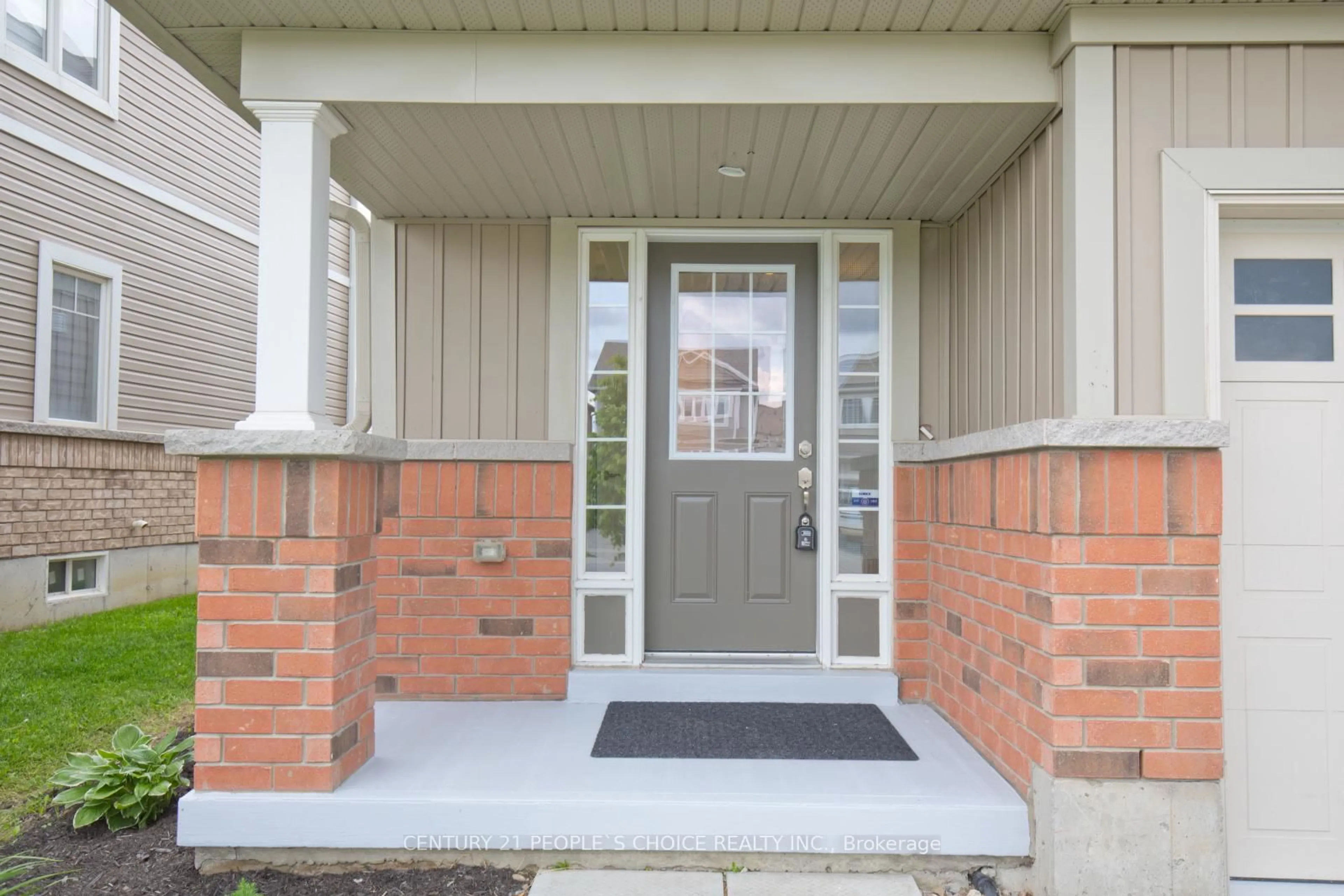 Indoor entryway for 102 Knight St, New Tecumseth Ontario L9R 0R6
