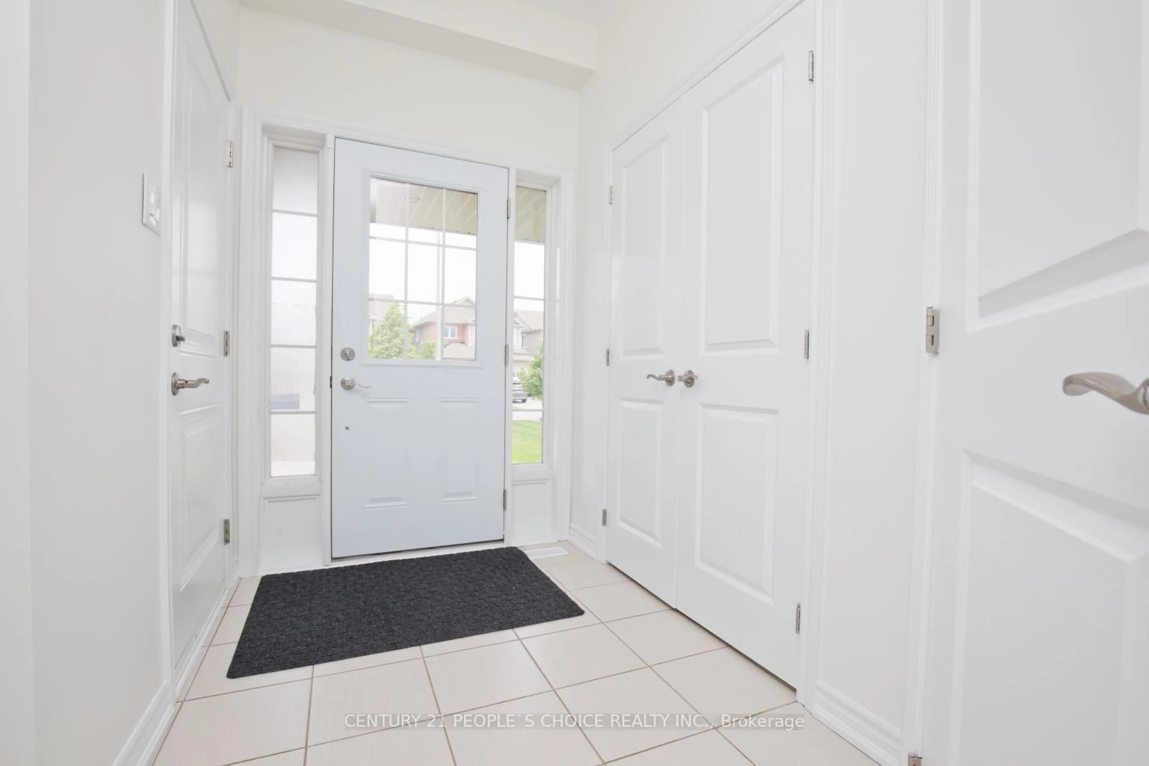 Indoor entryway for 102 Knight St, New Tecumseth Ontario L9R 0R6
