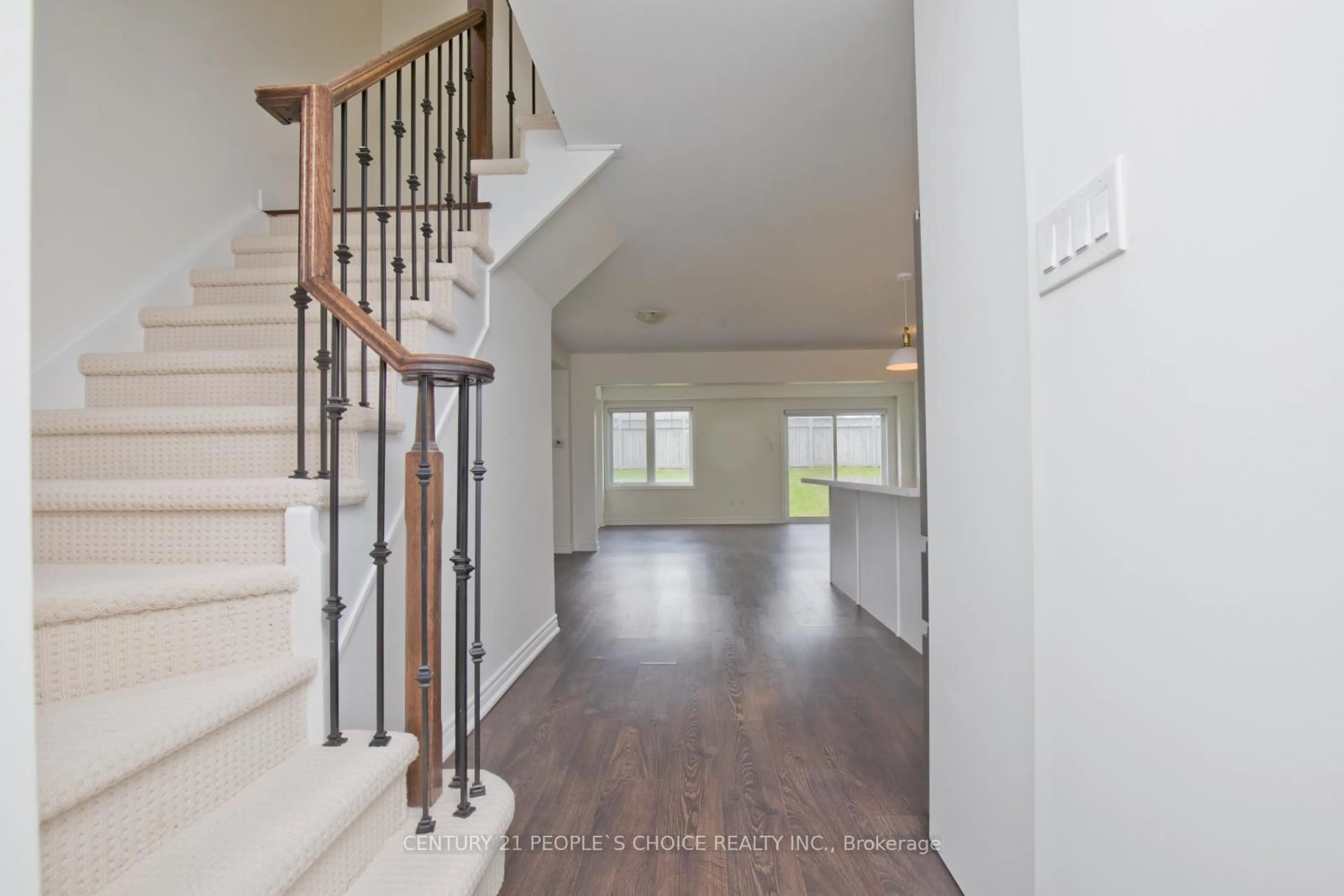 Indoor entryway for 102 Knight St, New Tecumseth Ontario L9R 0R6