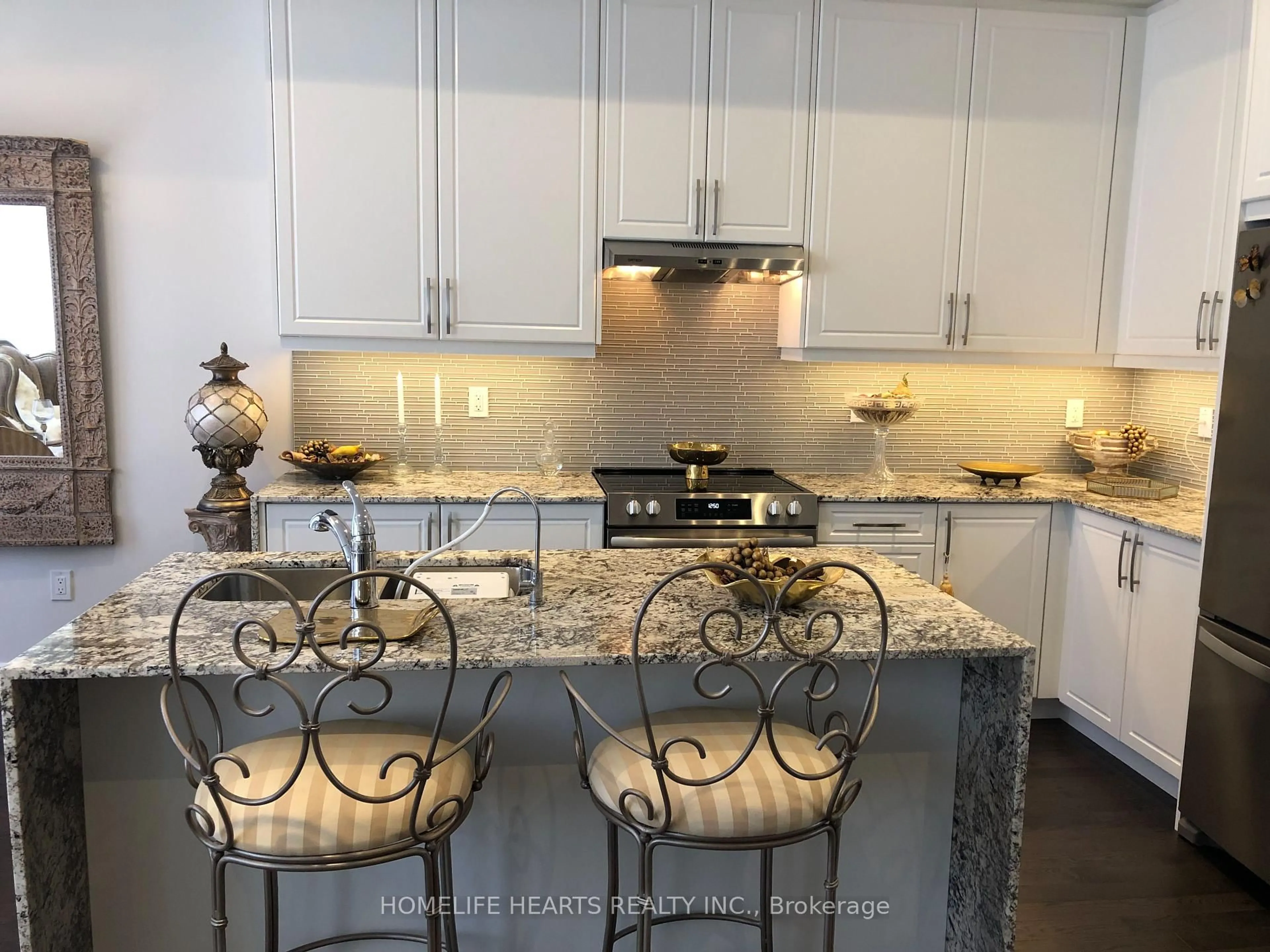 Open concept kitchen, ceramic/tile floor for 143 Credit Lane, Richmond Hill Ontario L4E 1G9