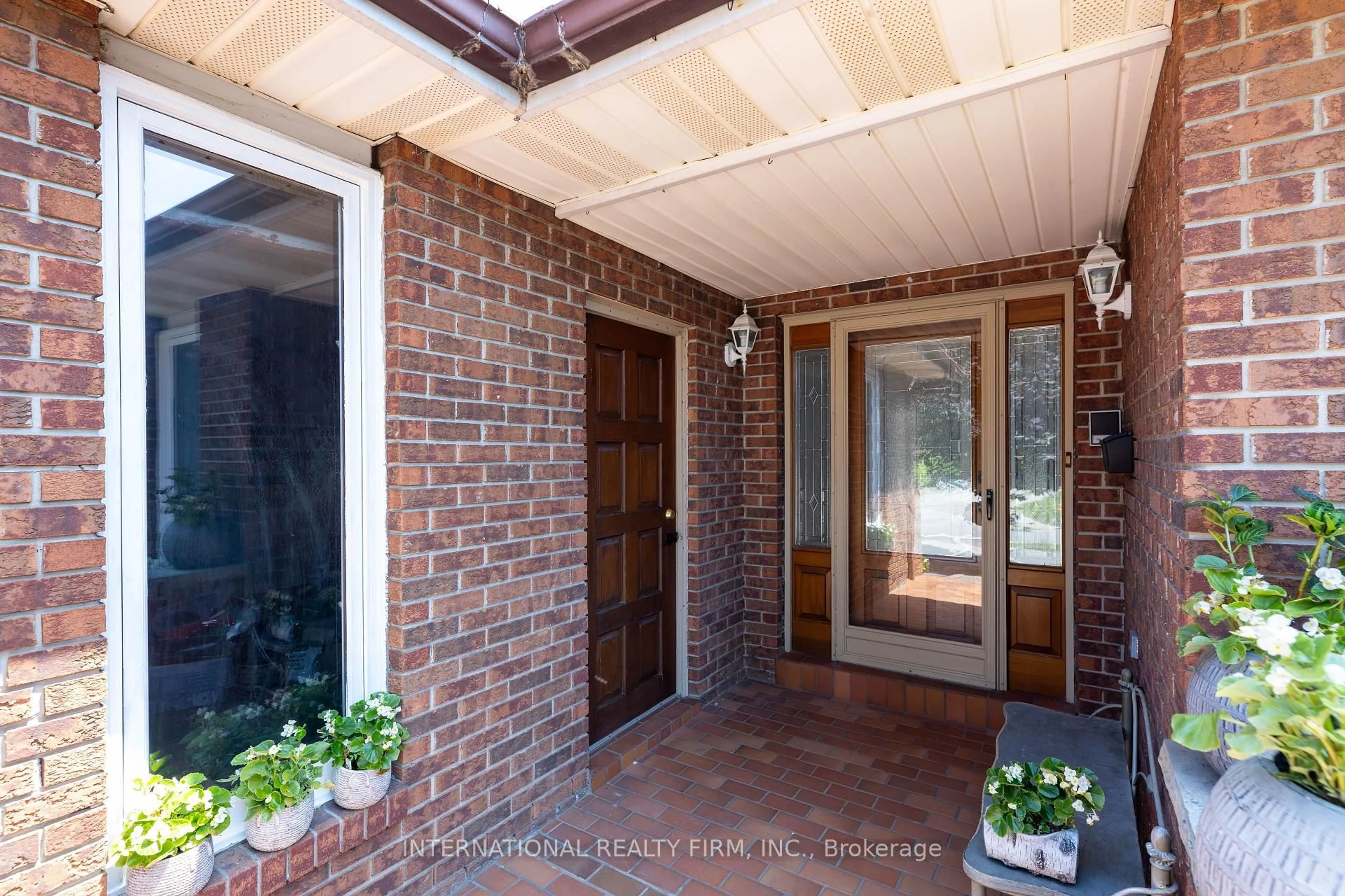 Indoor entryway for 17 Southview Dr, Vaughan Ontario L4K 2K8