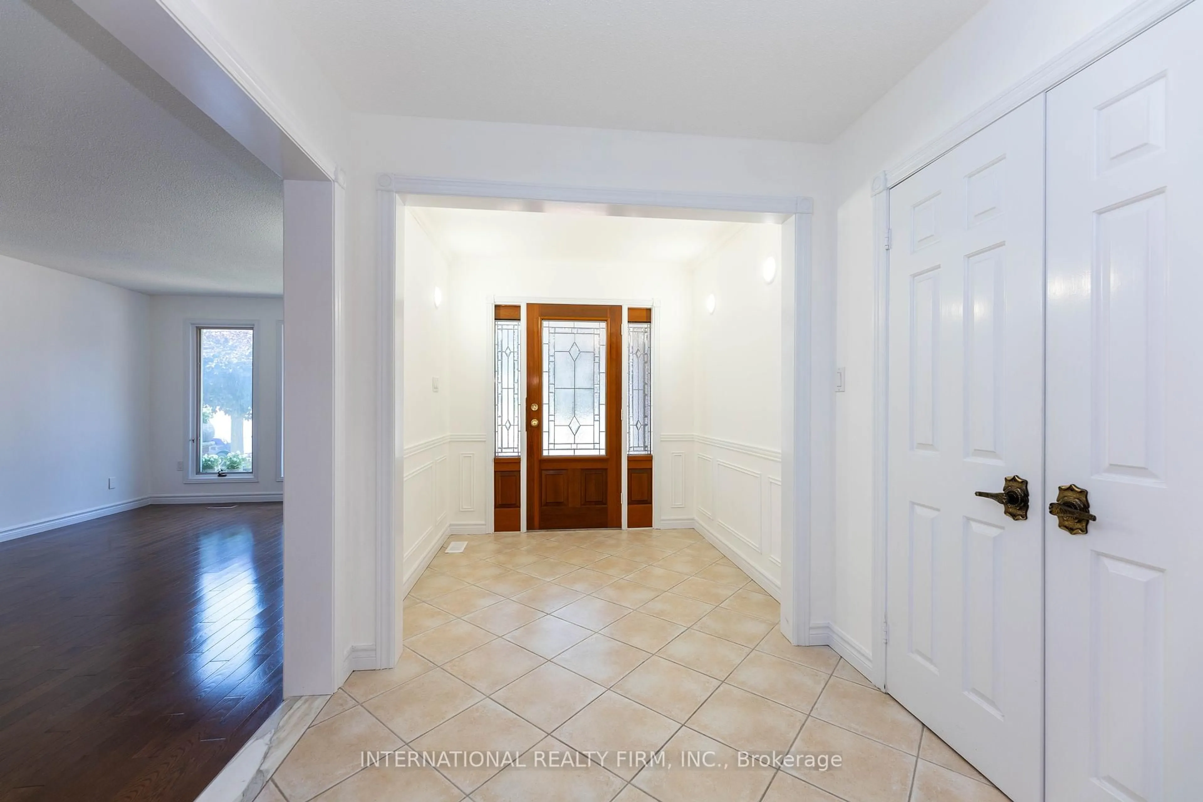 Indoor foyer for 17 Southview Dr, Vaughan Ontario L4K 2K8