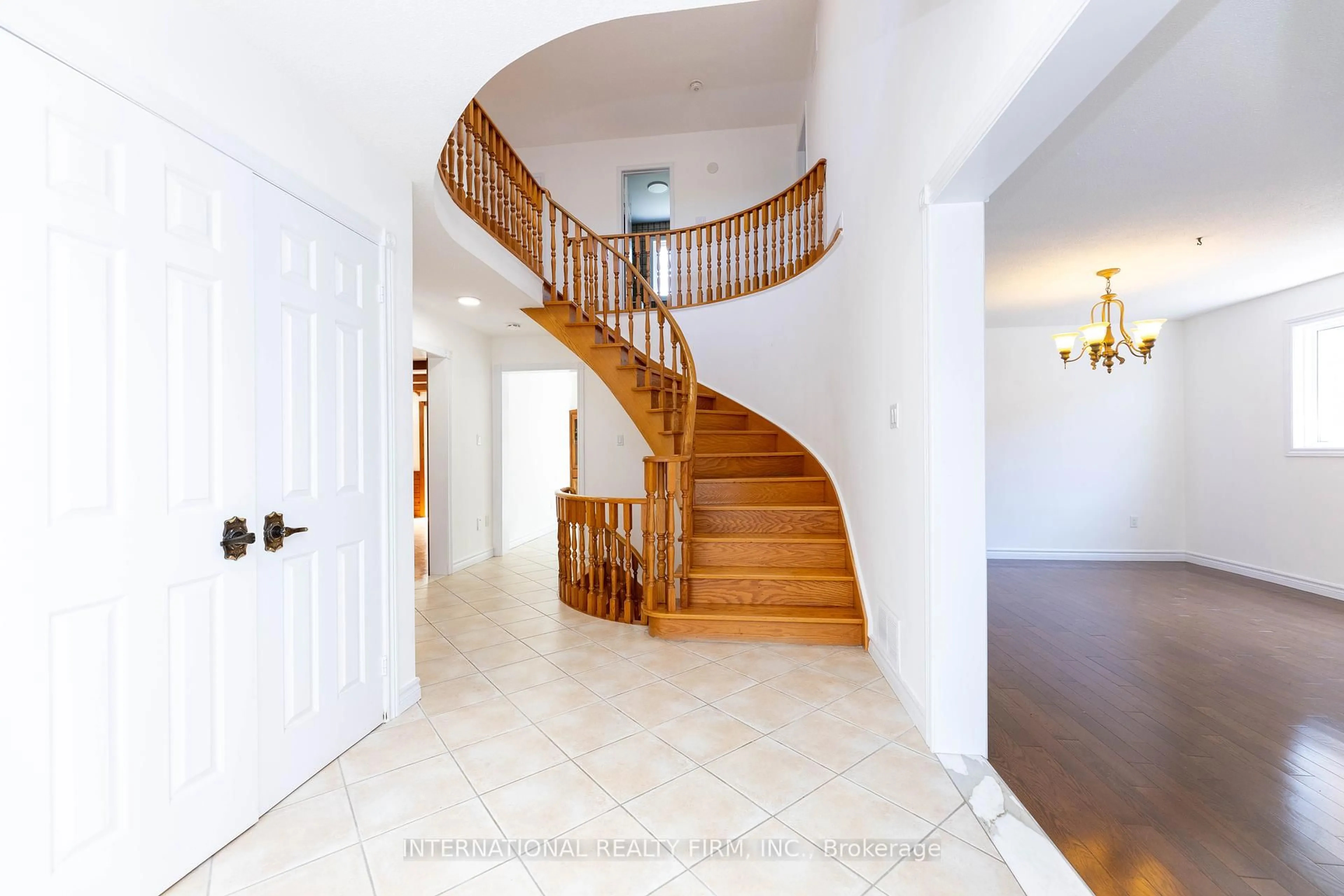 Indoor foyer for 17 Southview Dr, Vaughan Ontario L4K 2K8