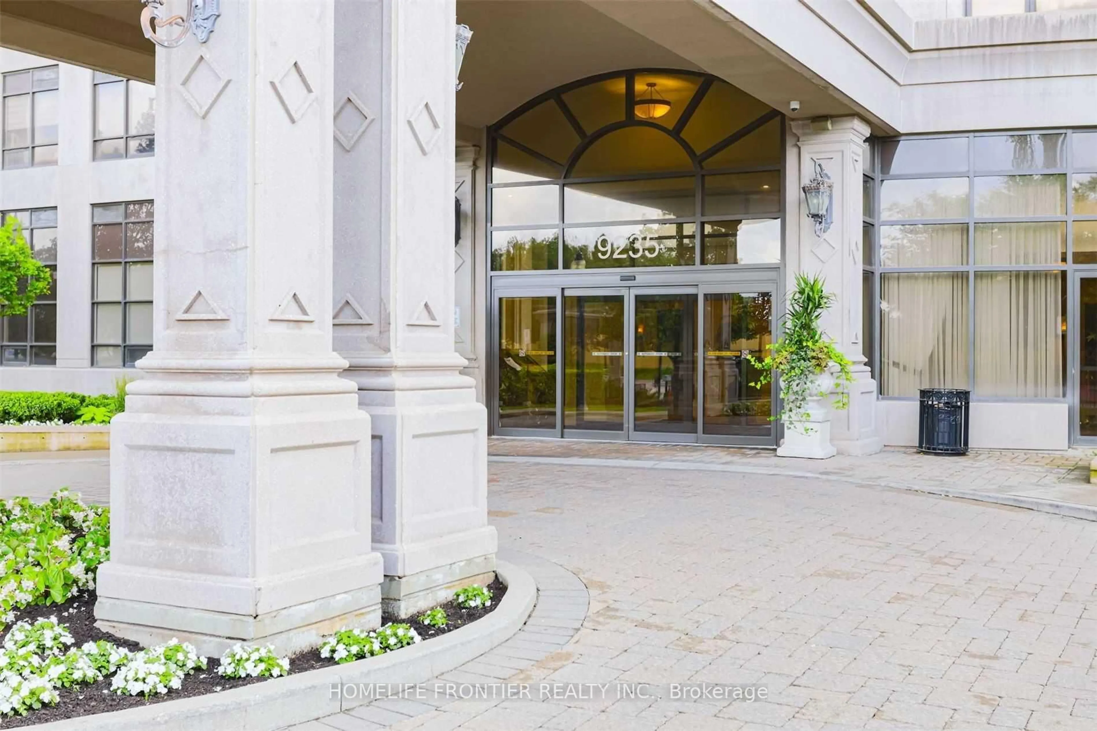 Indoor foyer for 9235 Jane St #511, Vaughan Ontario L6A 0J8