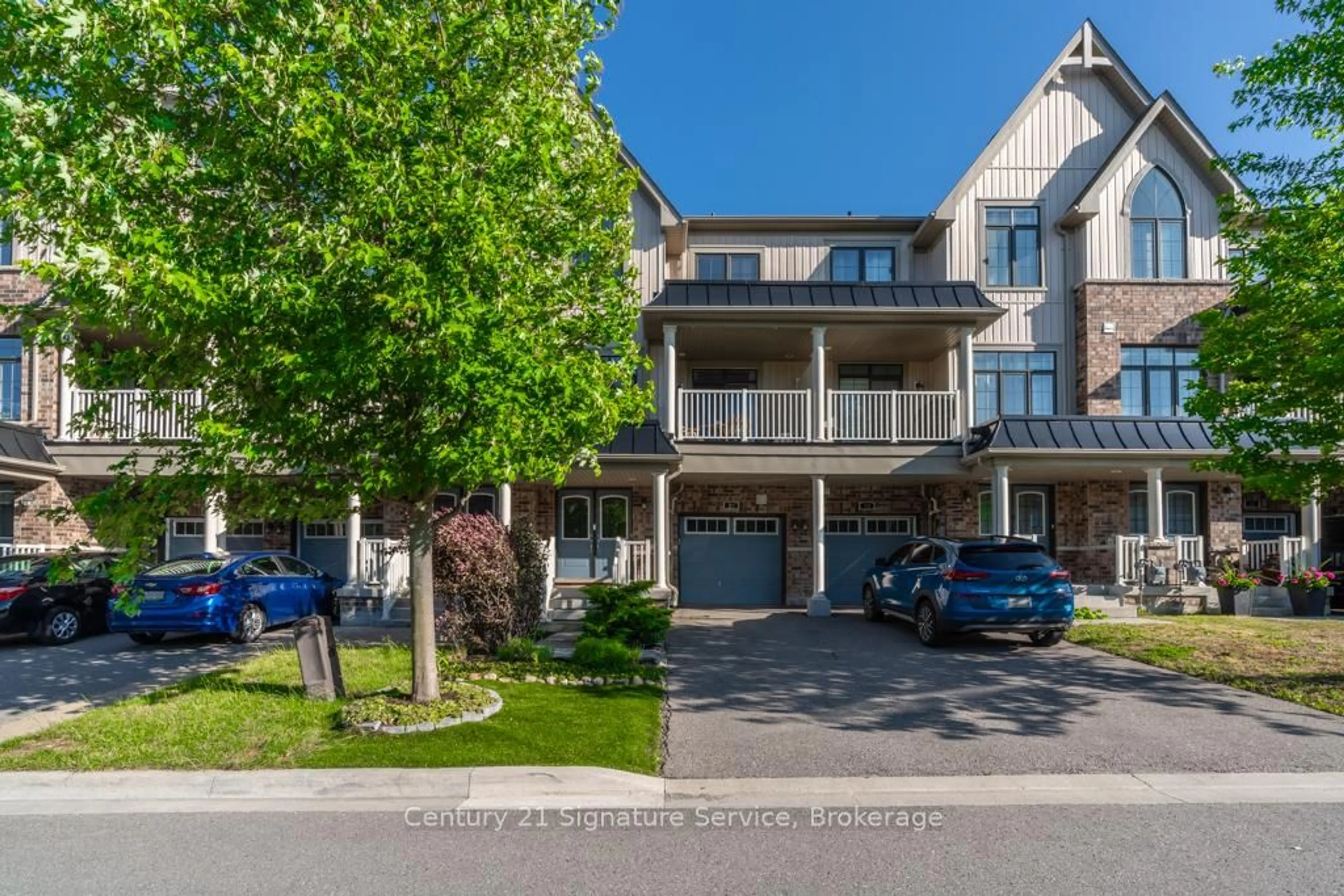 A pic from outside/outdoor area/front of a property/back of a property/a pic from drone, street for 21 Blackpool Lane, East Gwillimbury Ontario L9N 0R7