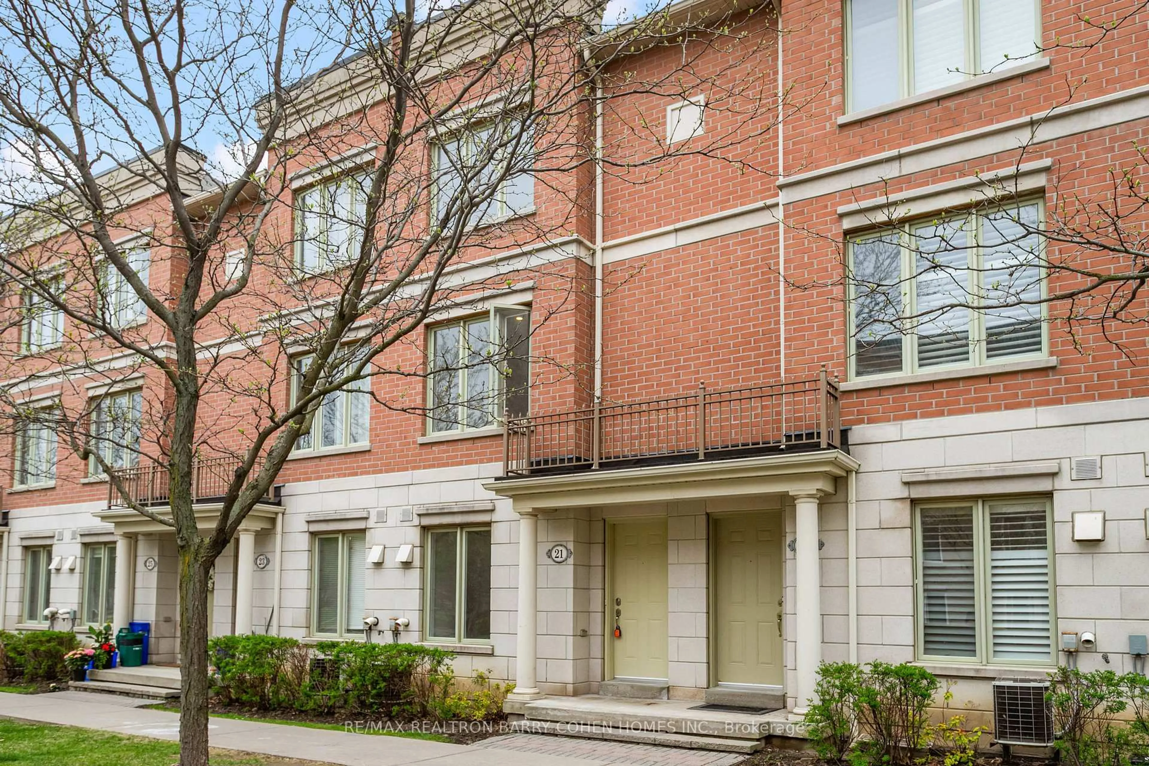 Home with brick exterior material, street for 21 Galleria Pkwy #21, Markham Ontario L3T 0A4