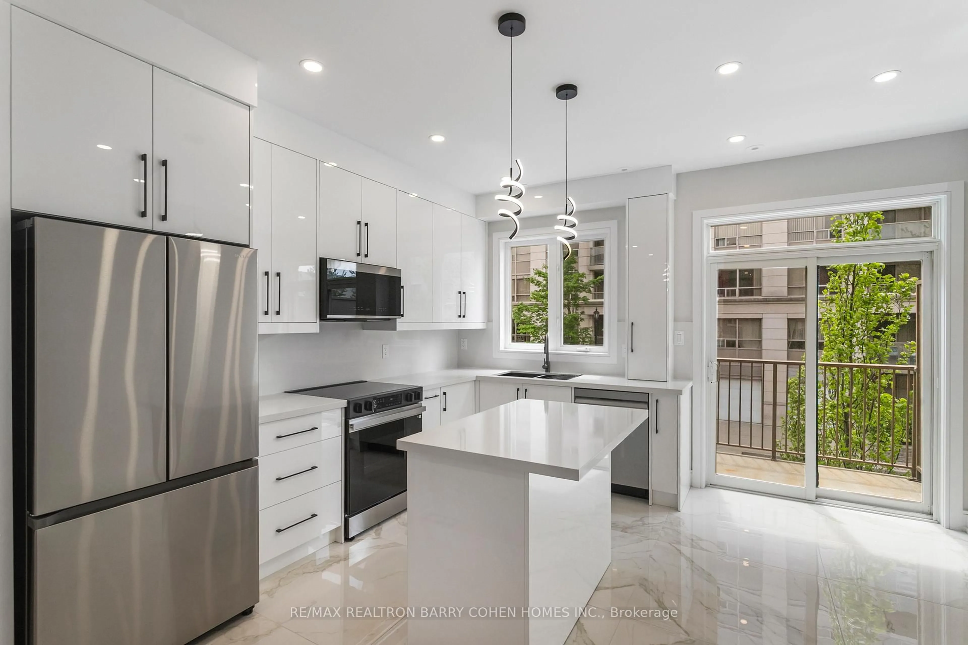 Open concept kitchen, ceramic/tile floor for 21 Galleria Pkwy #21, Markham Ontario L3T 0A4