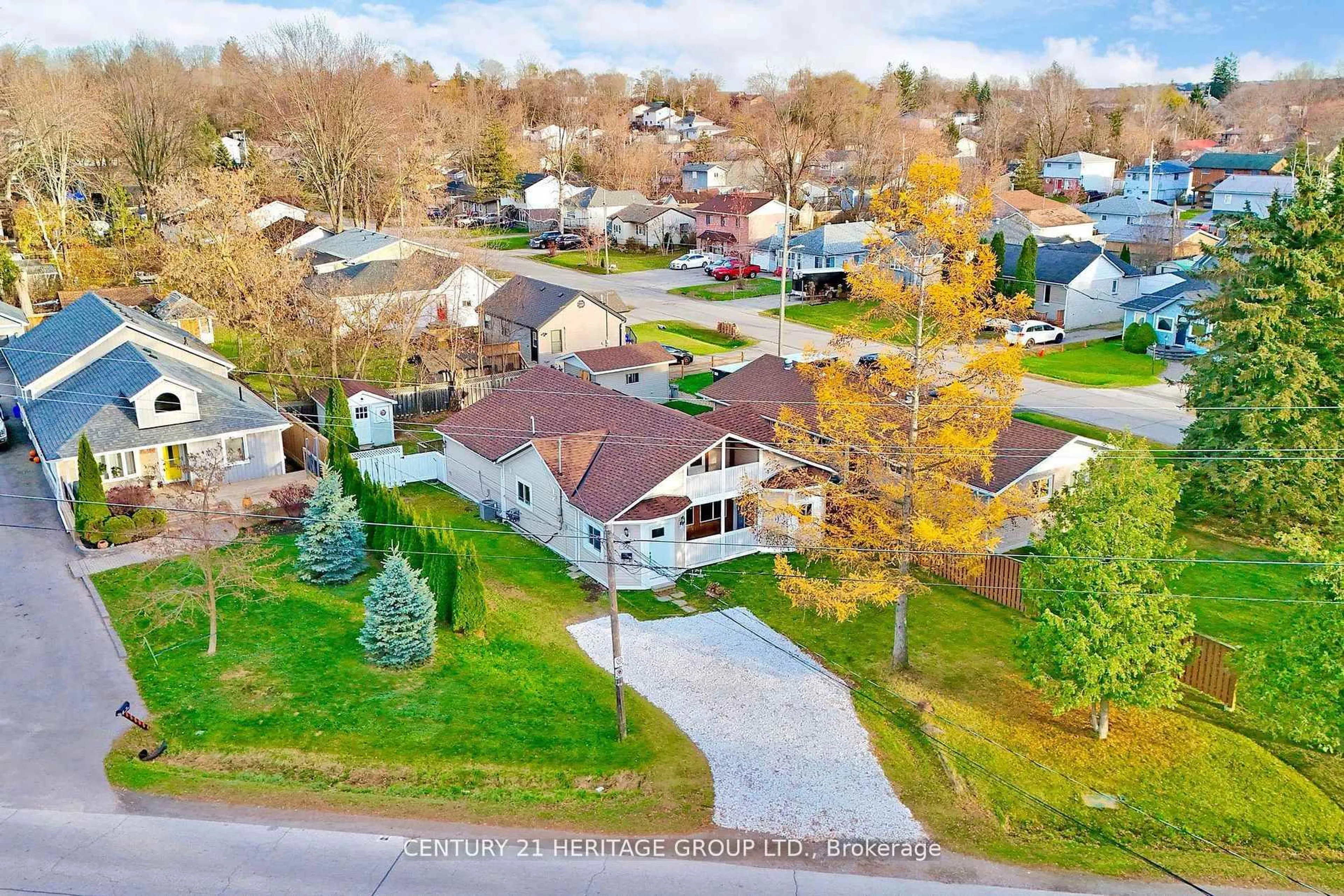A pic from outside/outdoor area/front of a property/back of a property/a pic from drone, street for 493 Lake Dr, Georgina Ontario L4P 1R5