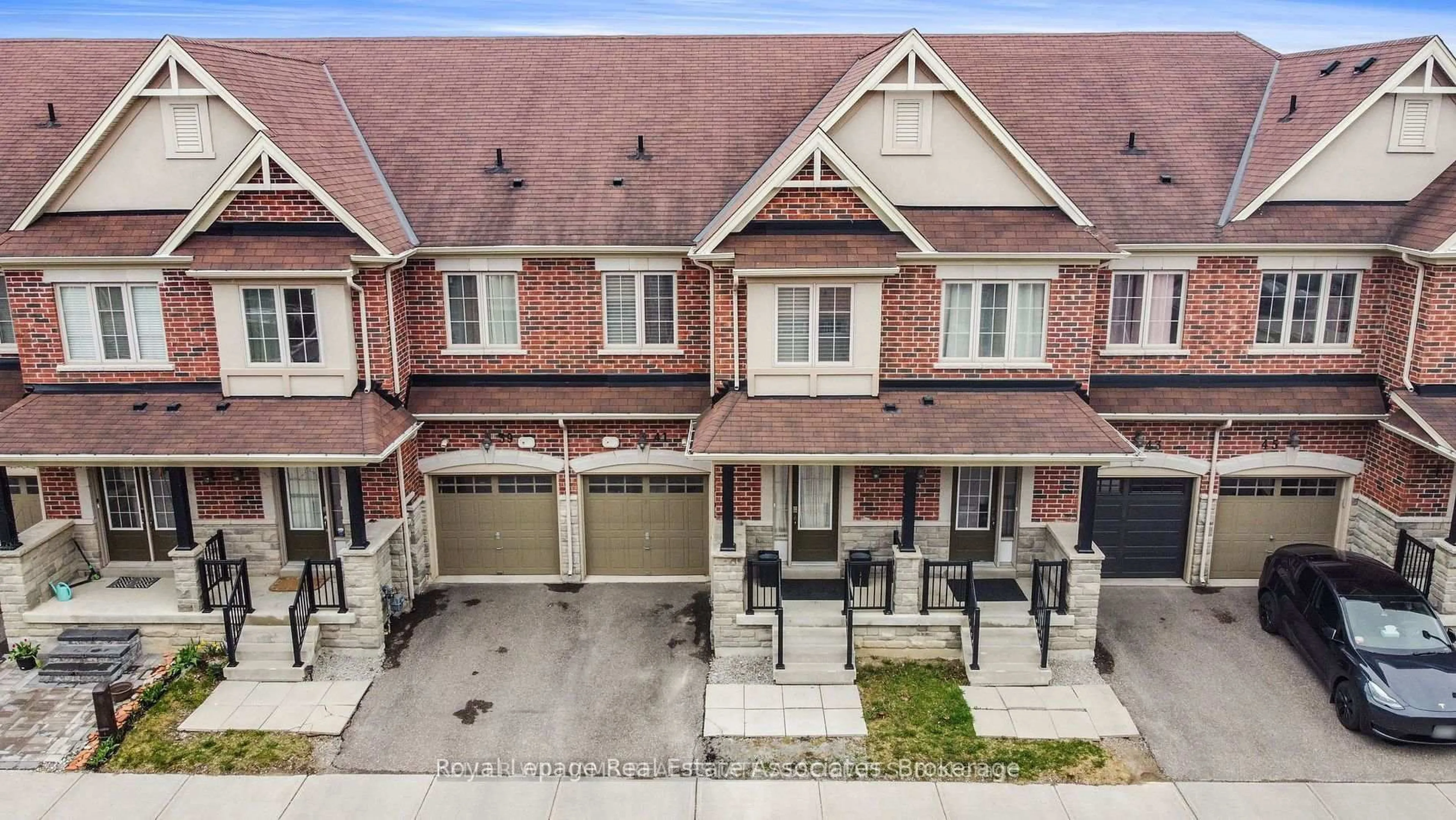 A pic from outside/outdoor area/front of a property/back of a property/a pic from drone, street for 41 Mazarine Lane, Richmond Hill Ontario L4S 0G2