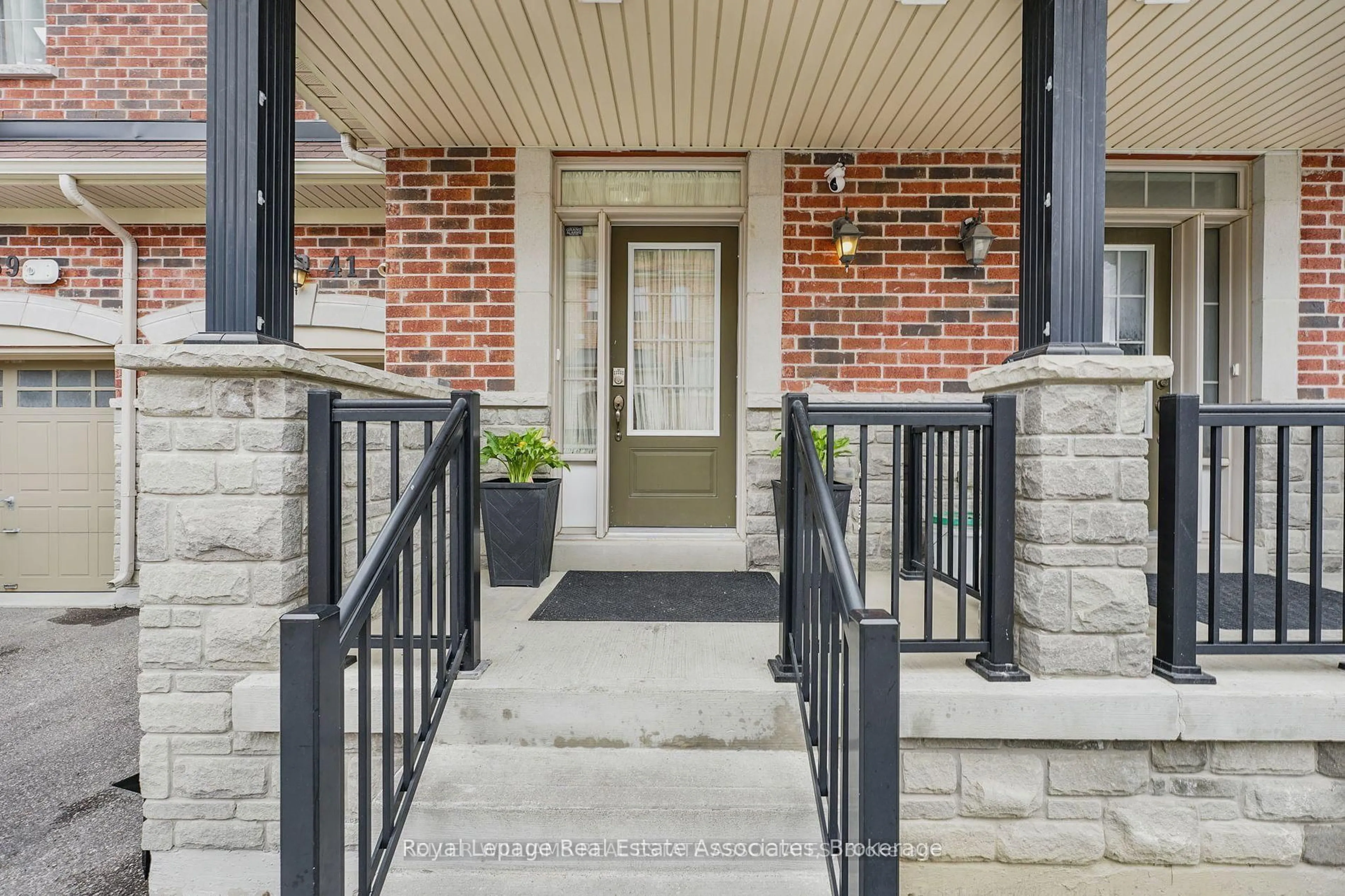 Indoor entryway for 41 Mazarine Lane, Richmond Hill Ontario L4S 0G2