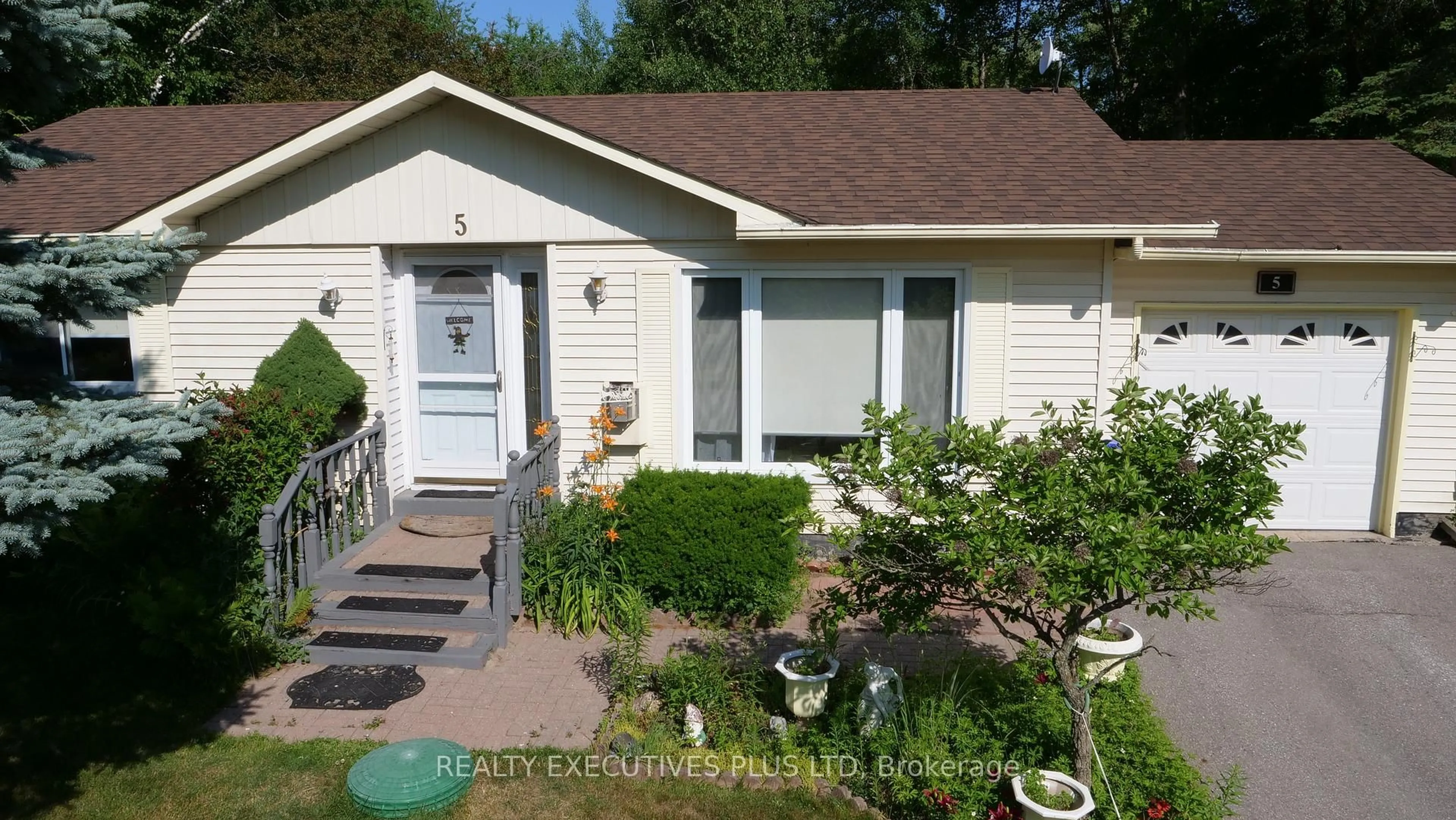 Home with vinyl exterior material, street for 5 Pineview Crt, New Tecumseth Ontario L0G 1W0