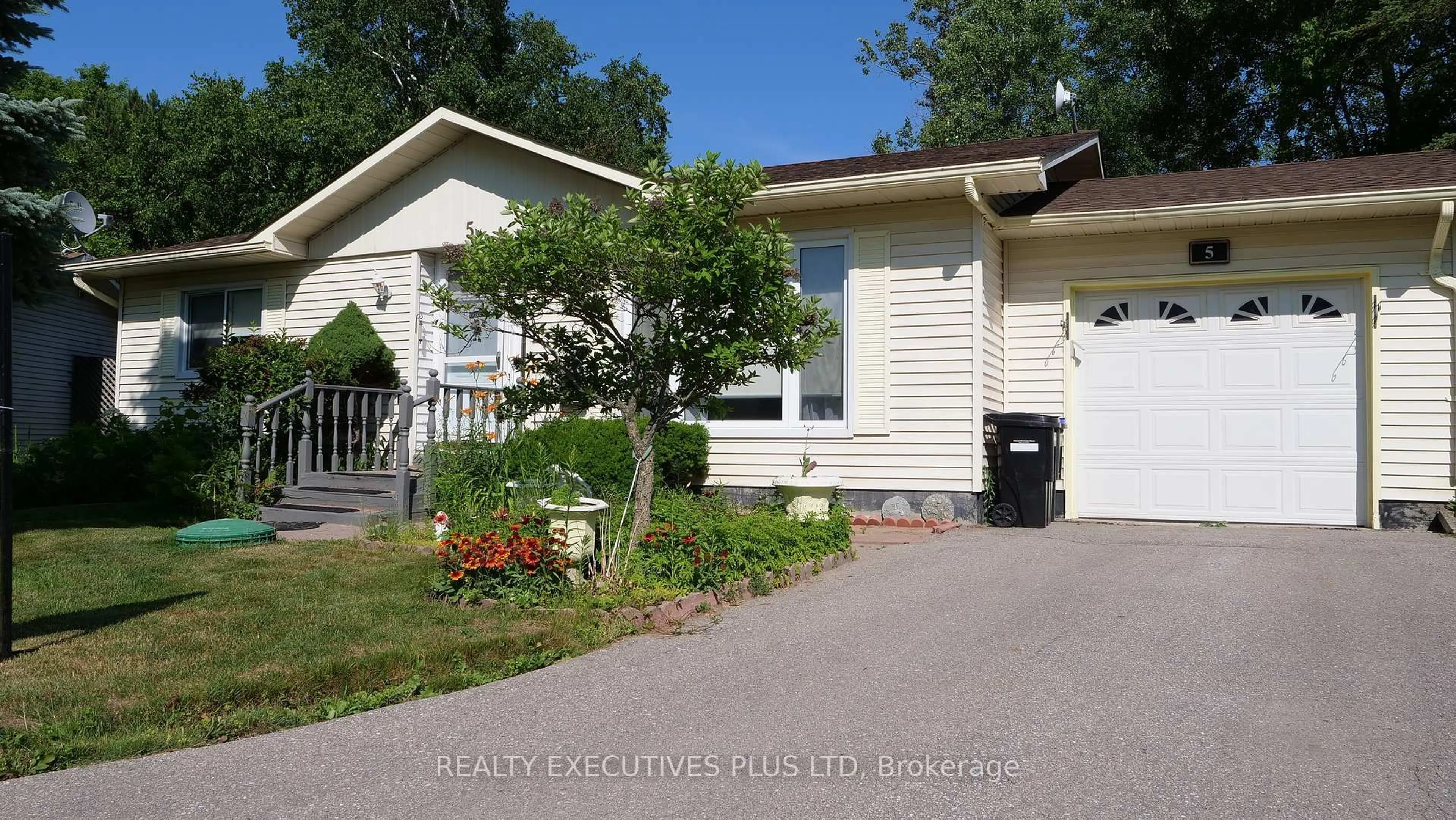 Home with vinyl exterior material, street for 5 Pineview Crt, New Tecumseth Ontario L0G 1W0
